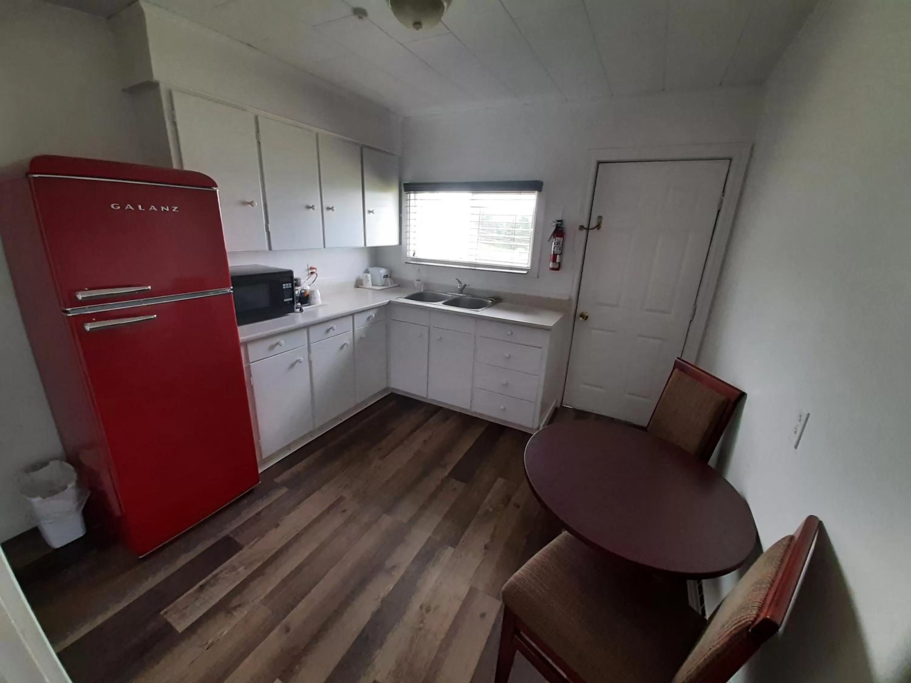 Communal kitchen in Howard Johnson by Wyndham Woodstock NB