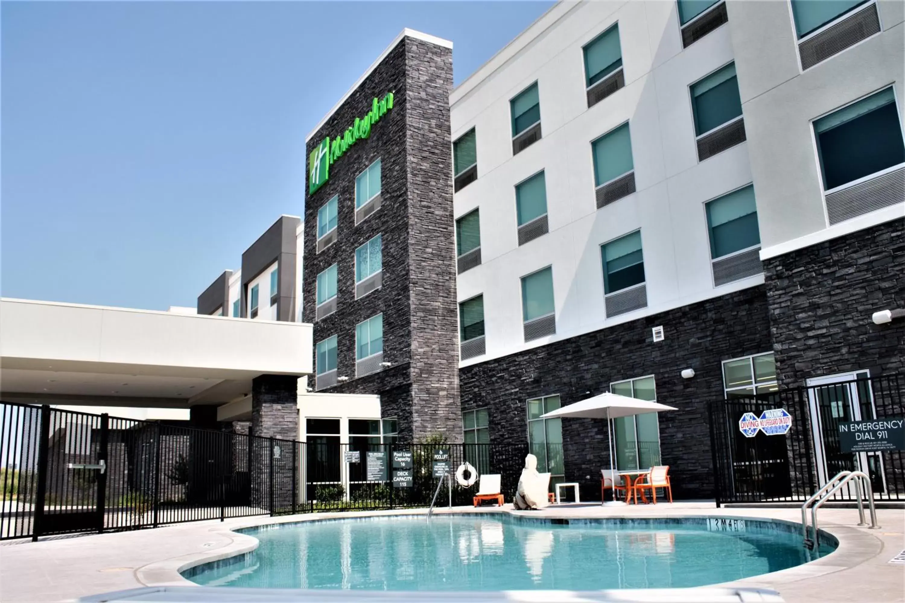 Swimming pool, Property Building in Holiday Inn - Fort Worth - Alliance, an IHG Hotel