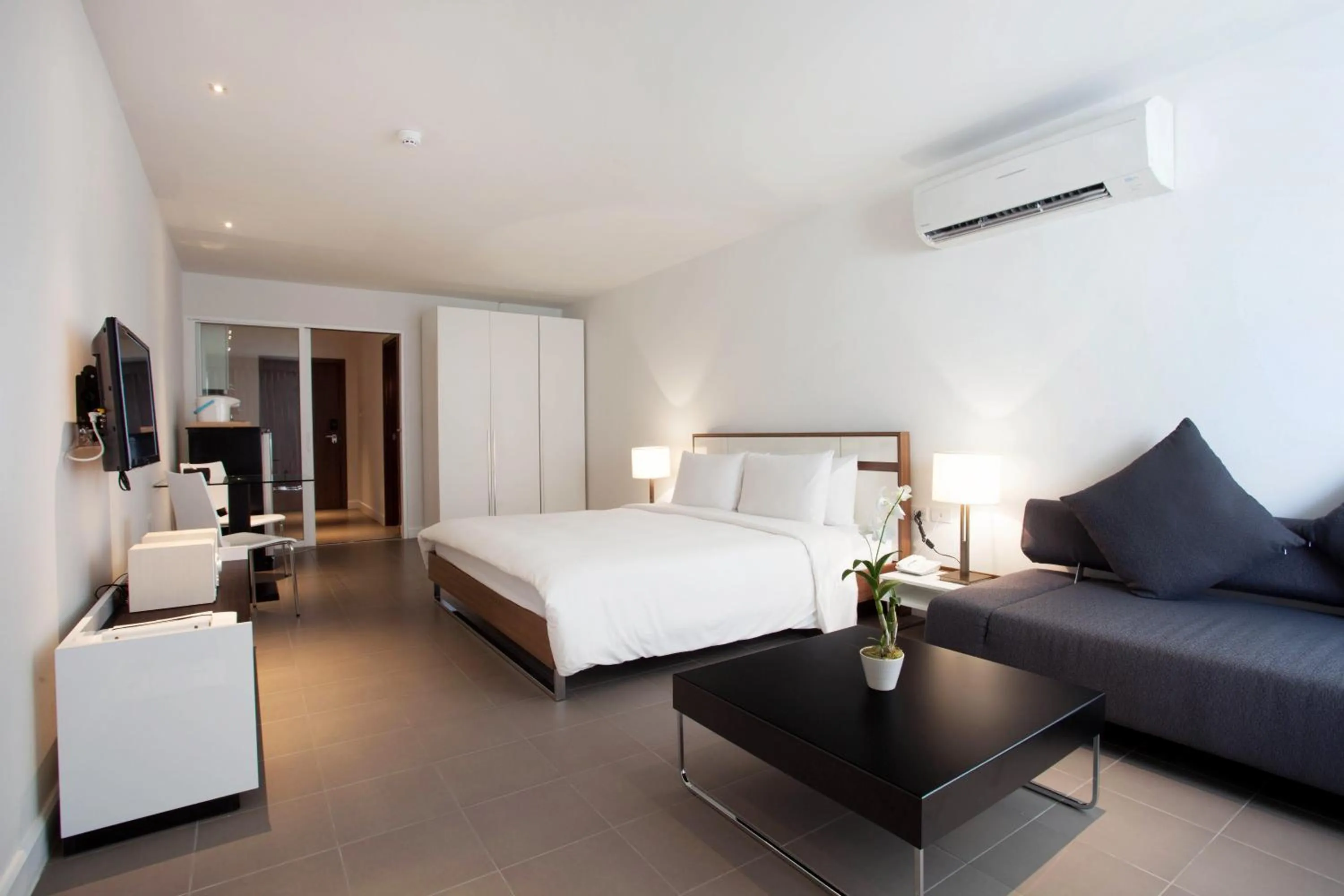 Photo of the whole room, Bed in Nap Patong