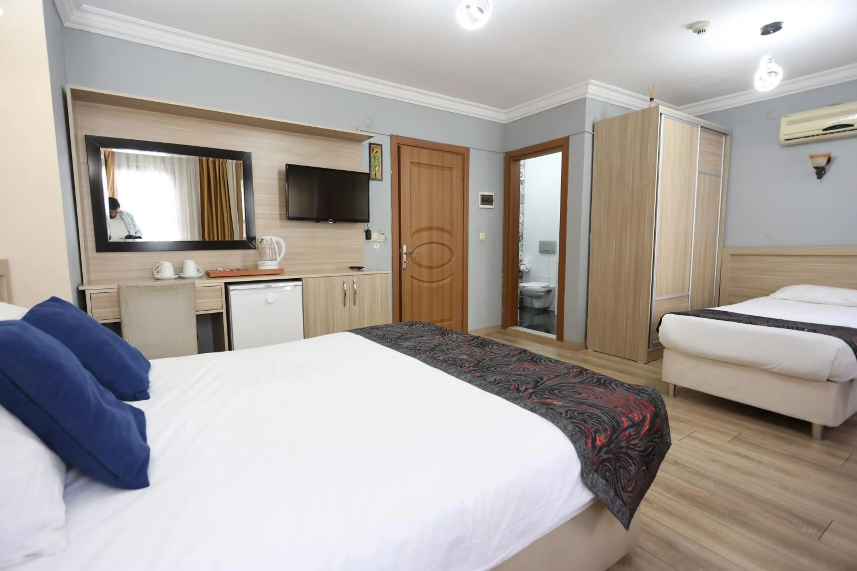 Communal lounge/ TV room, Bed in Arven Hotel