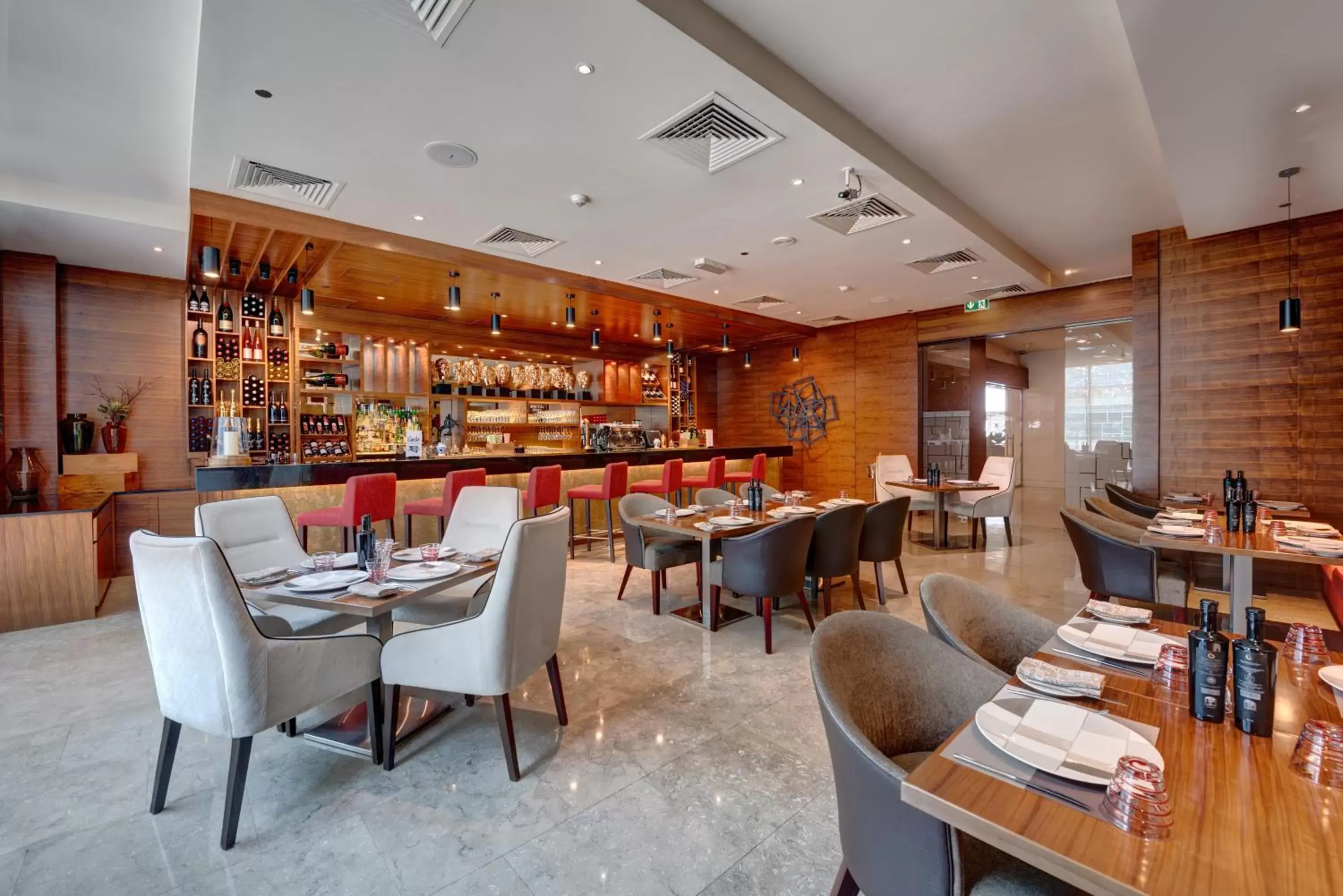Lounge or bar, Restaurant/Places to Eat in Media Rotana Dubai