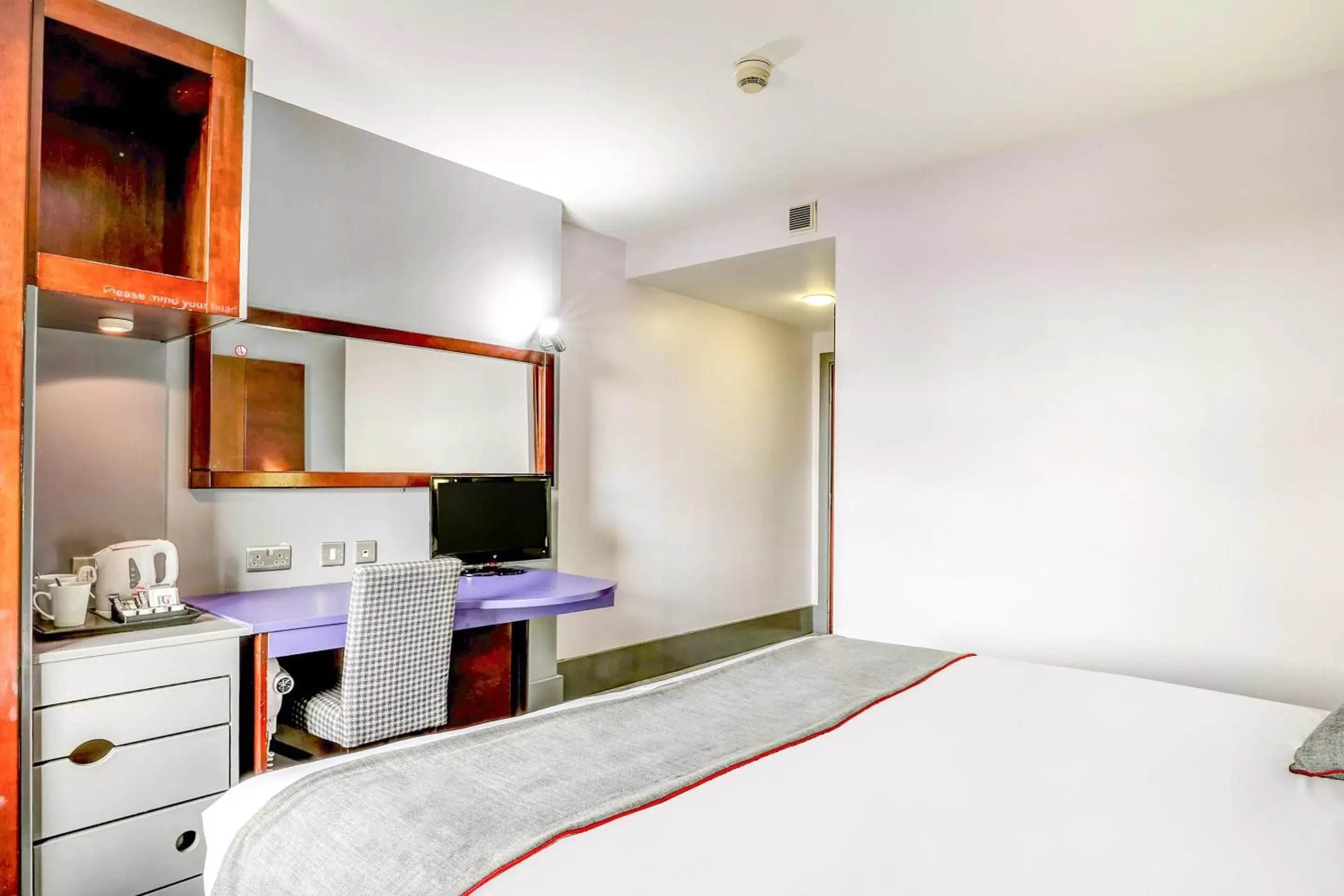 Bedroom, TV/Entertainment Center in OYO Flagship Sheffield City Centre