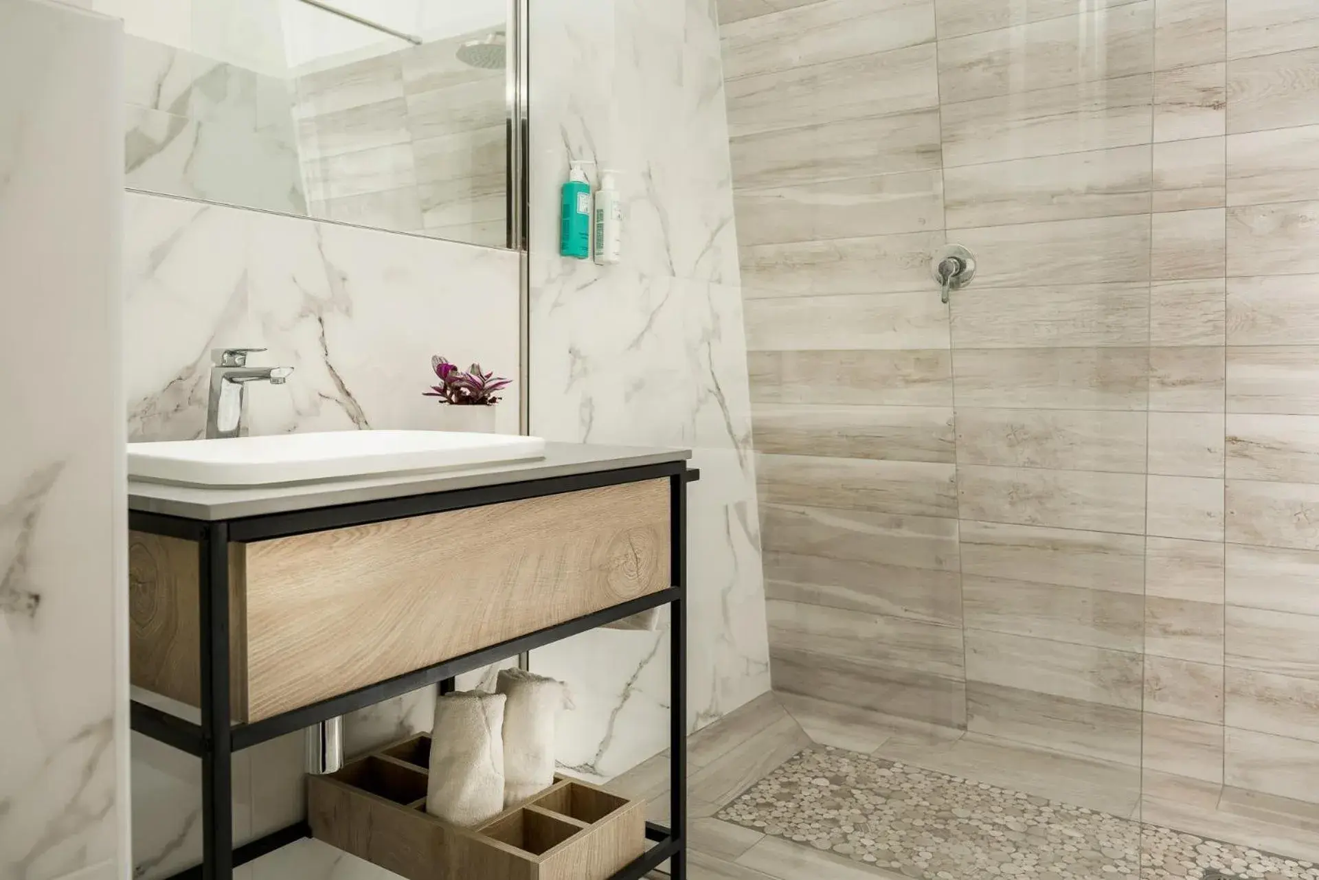Bathroom in Hotel Lalla & Villa Orly Beauty & Relax