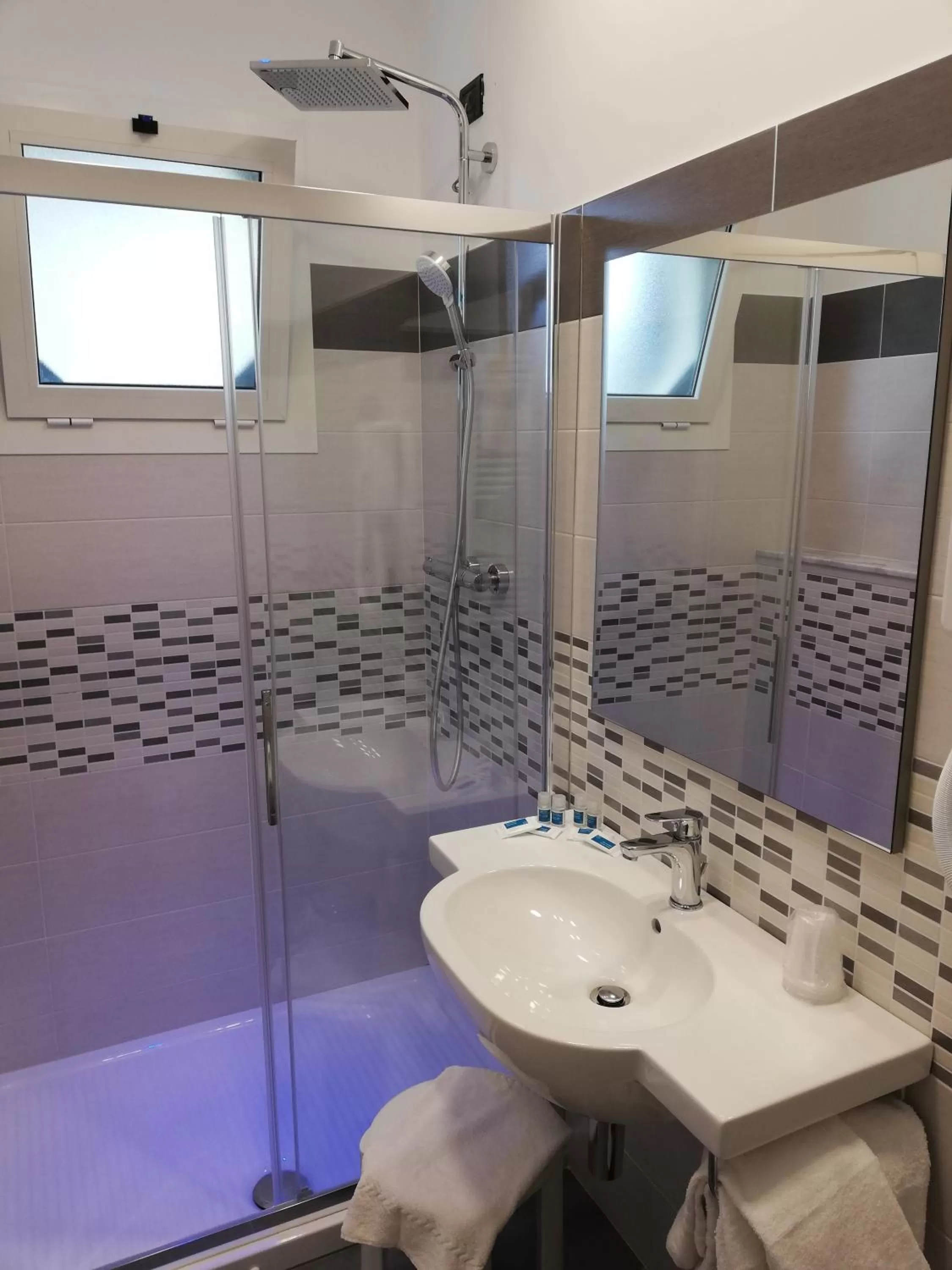 Shower in Coccodrillo Hotel & Apartments