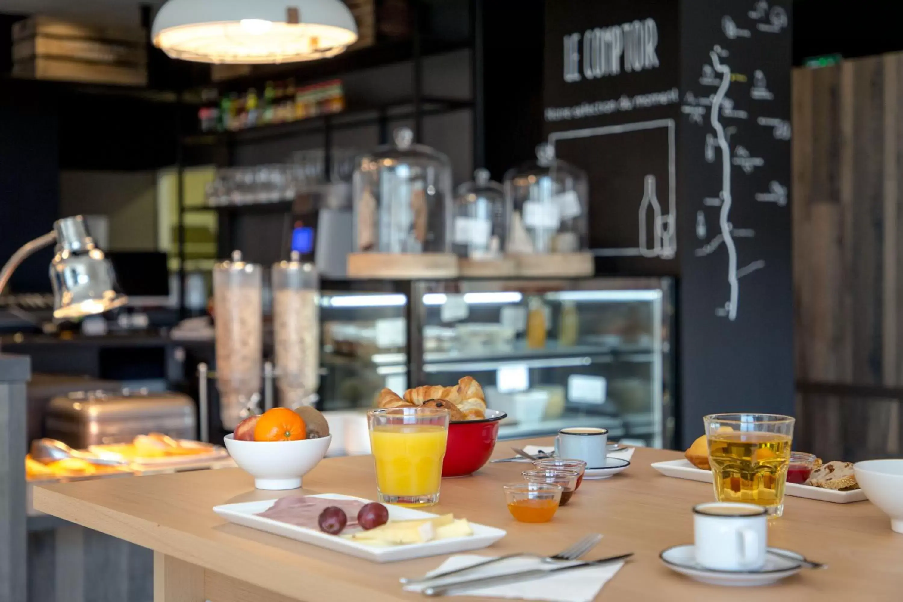 Buffet breakfast, Restaurant/Places to Eat in ibis Lyon Sud Vienne Saint-Louis