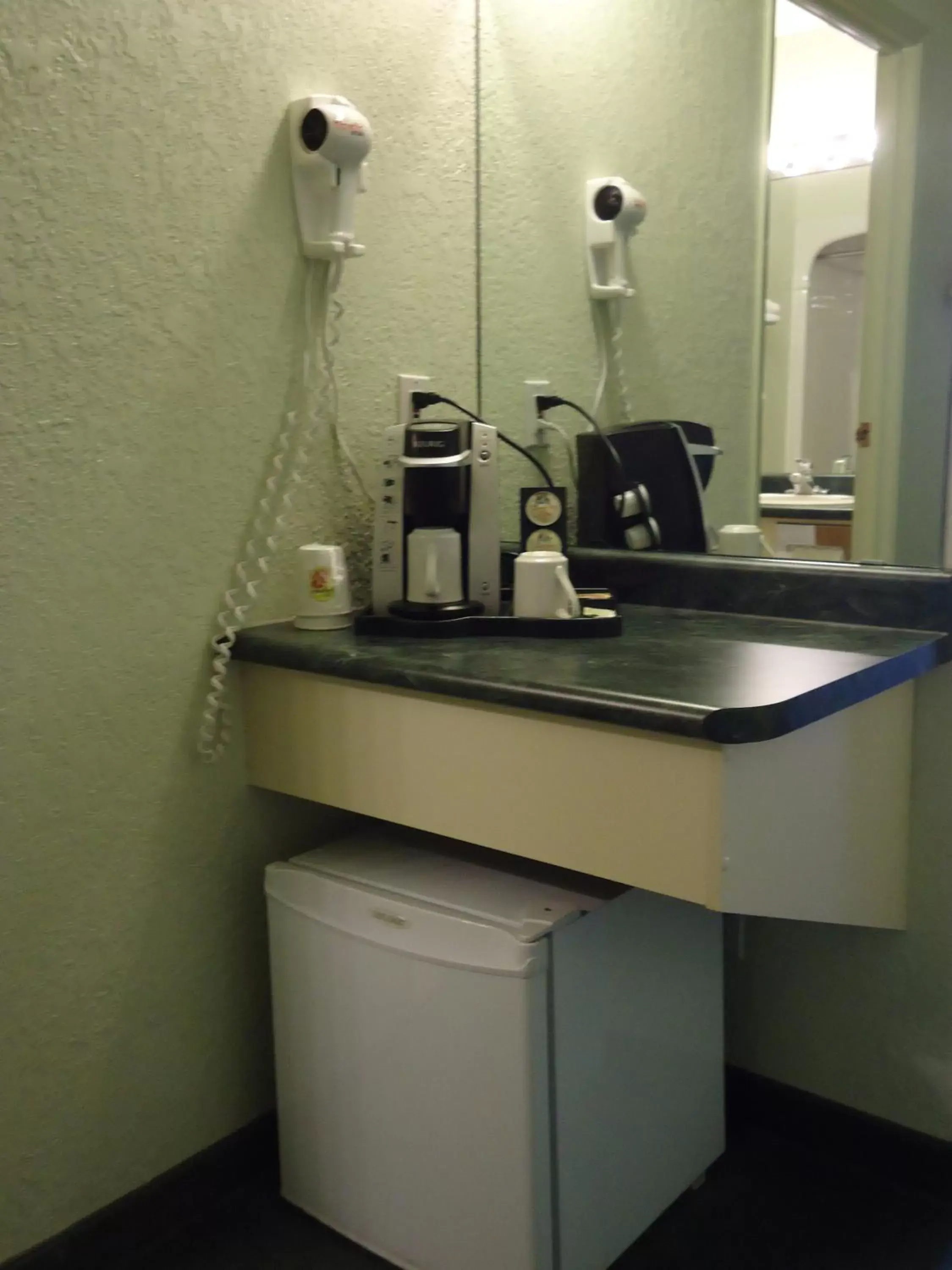 Coffee/tea facilities, Bathroom in Super 8 by Wyndham Dauphin