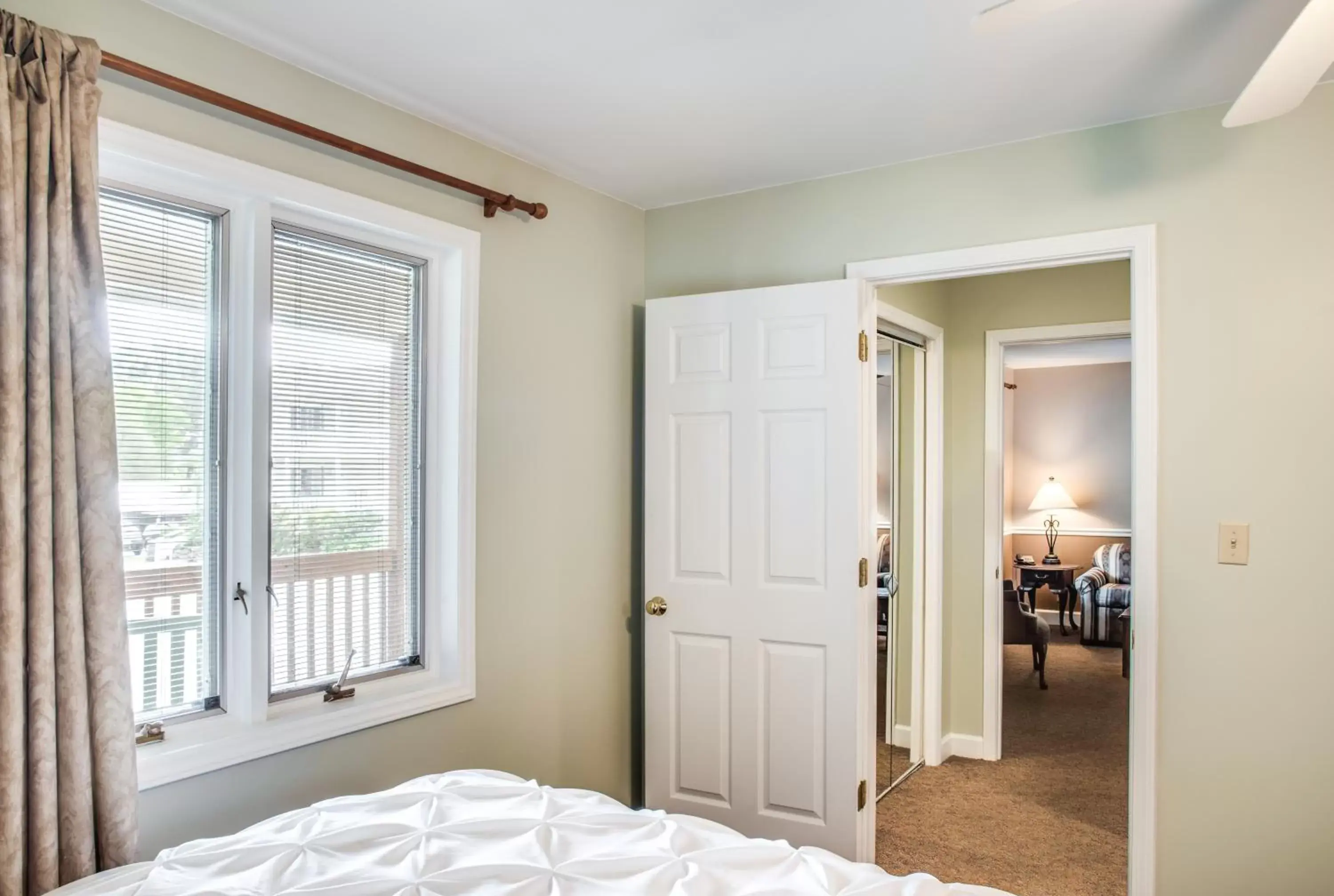 Deluxe Double Room with Extra Bed in Boxwood Lodge Blowing Rock near Boone-University Deluxe Double Room with Extra Bed in Boxwood Lodge Blowing Rock near Boone-University