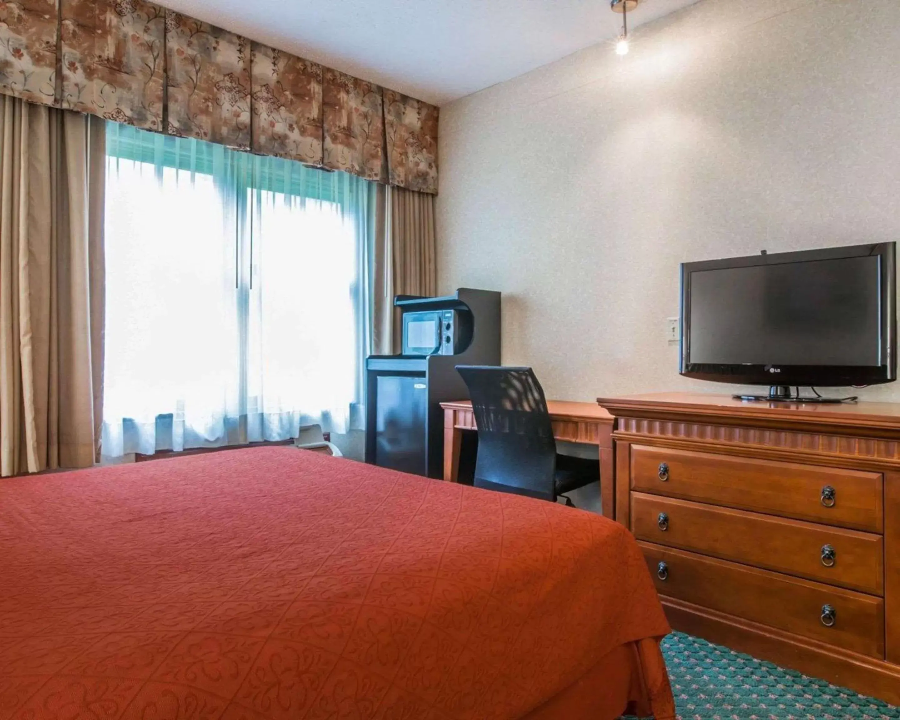 Photo of the whole room, TV/Entertainment Center in Econo Lodge Glens Falls - Lake George