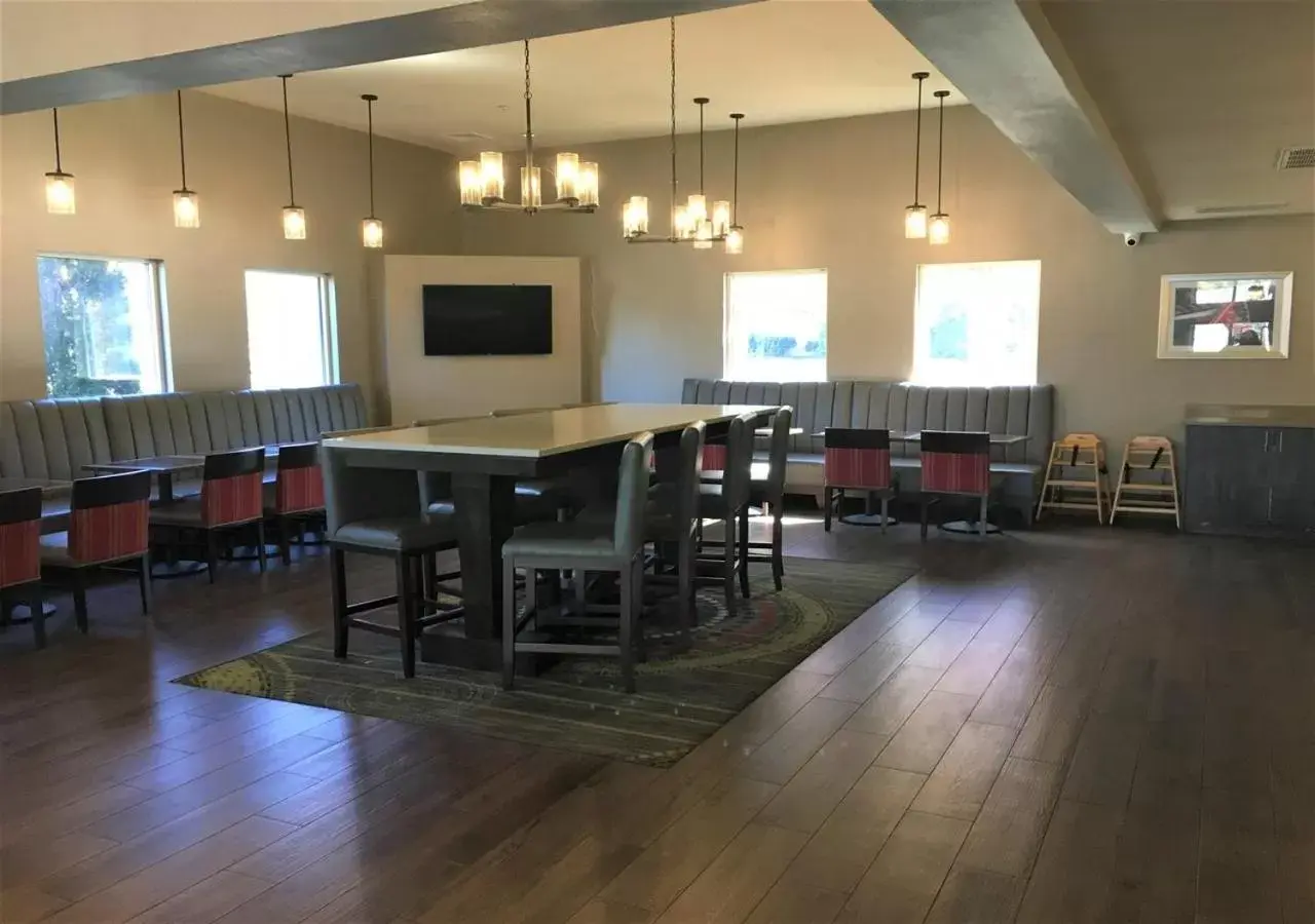 Dining area, Restaurant/Places to Eat in Comfort Suites Airport Nashville