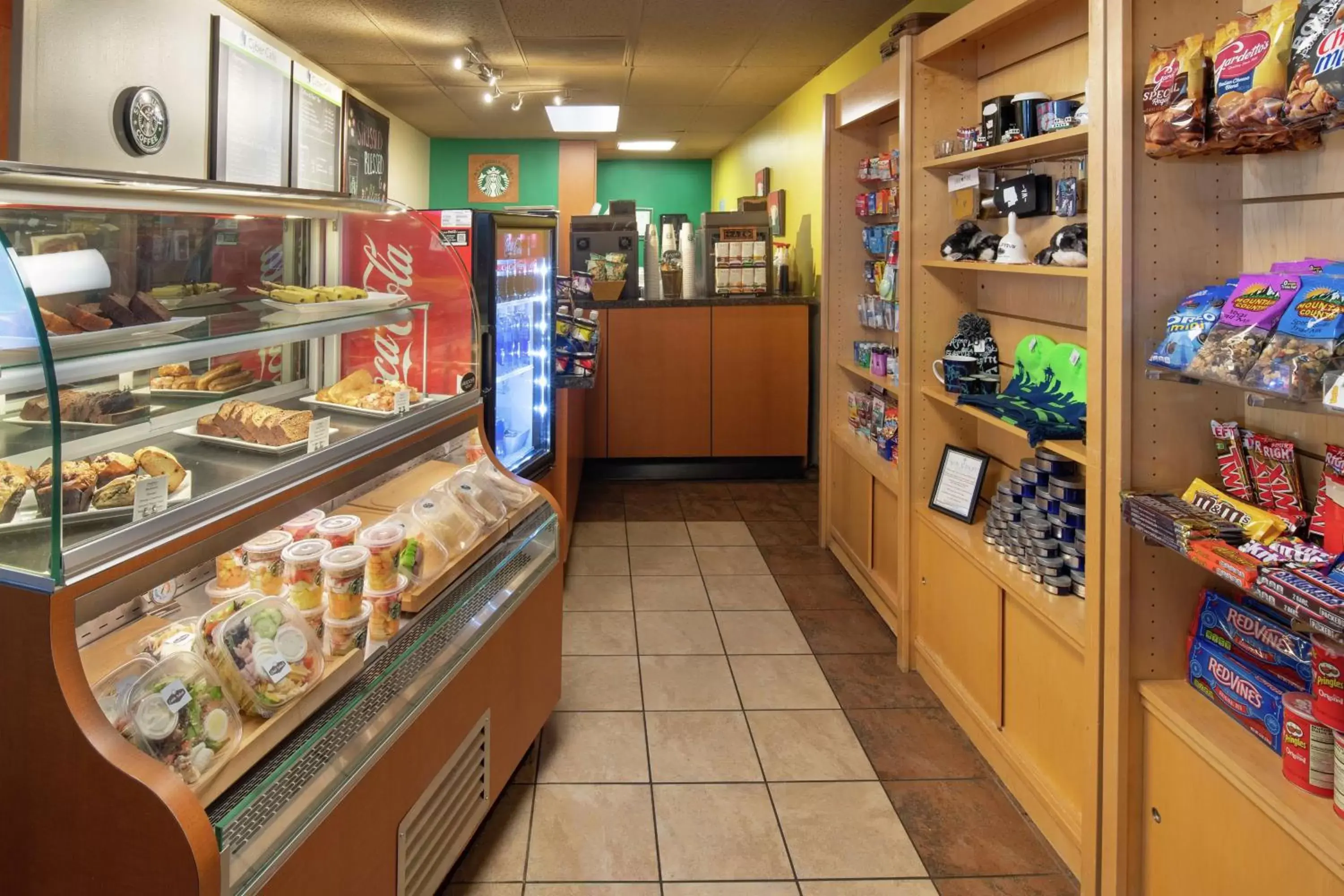 Dining area, Supermarket/Shops in DoubleTree Suites by Hilton Seattle Airport/Southcenter