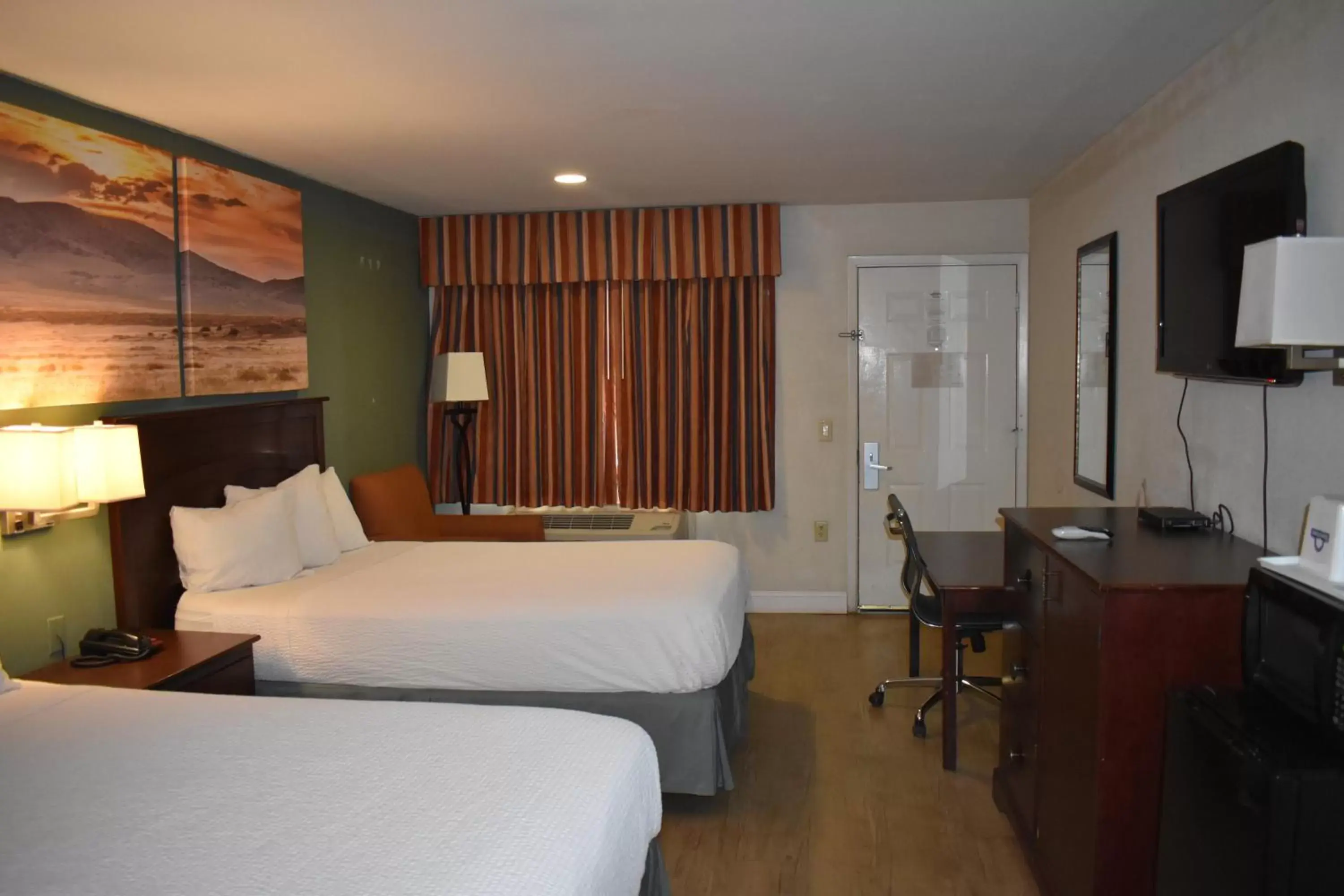 Photo of the whole room, Bed in Days Inn by Wyndham Nacogdoches/SFA University/Downtown
