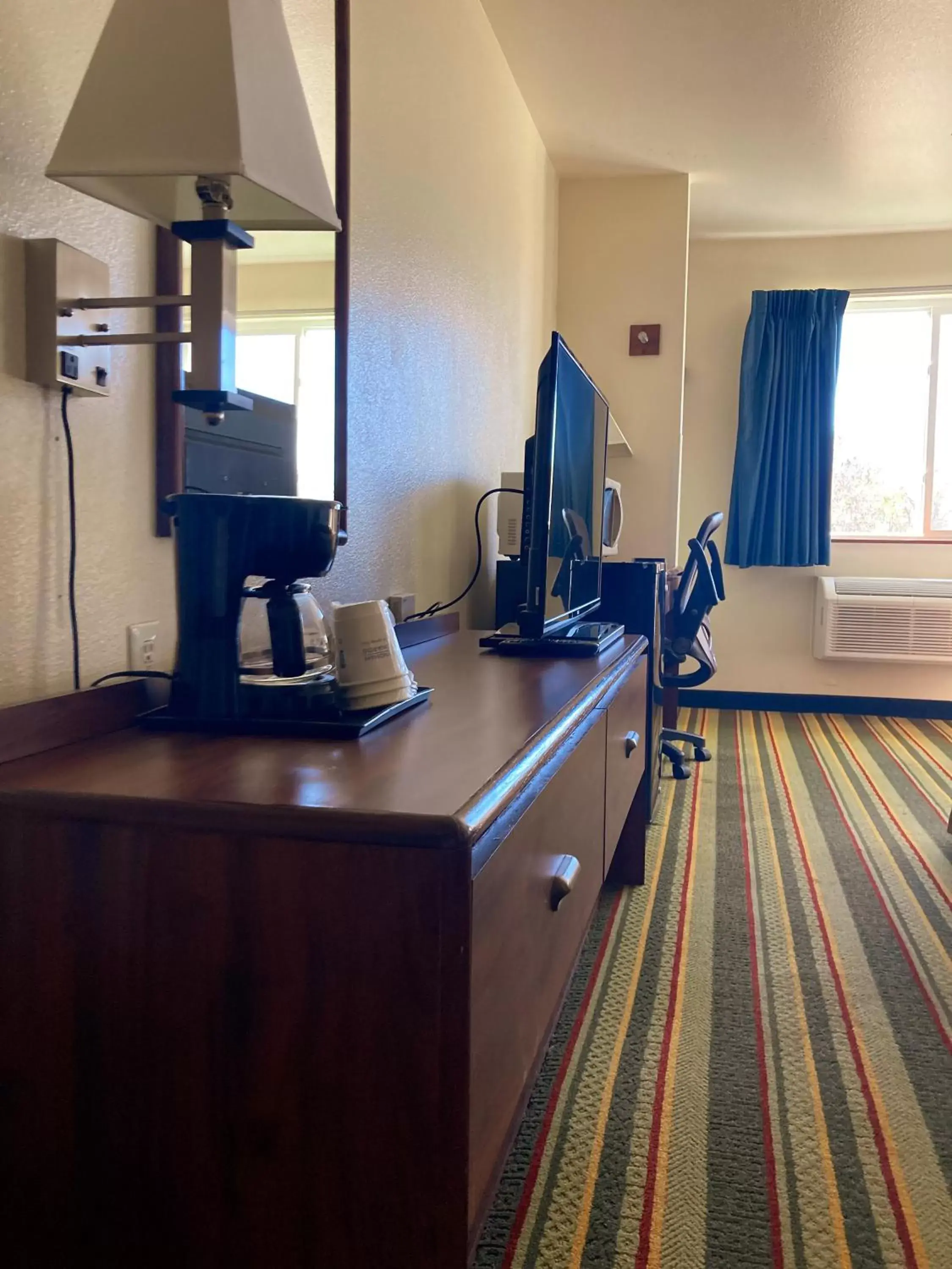 Seating area, TV/Entertainment Center in Super 8 by Wyndham Windsor