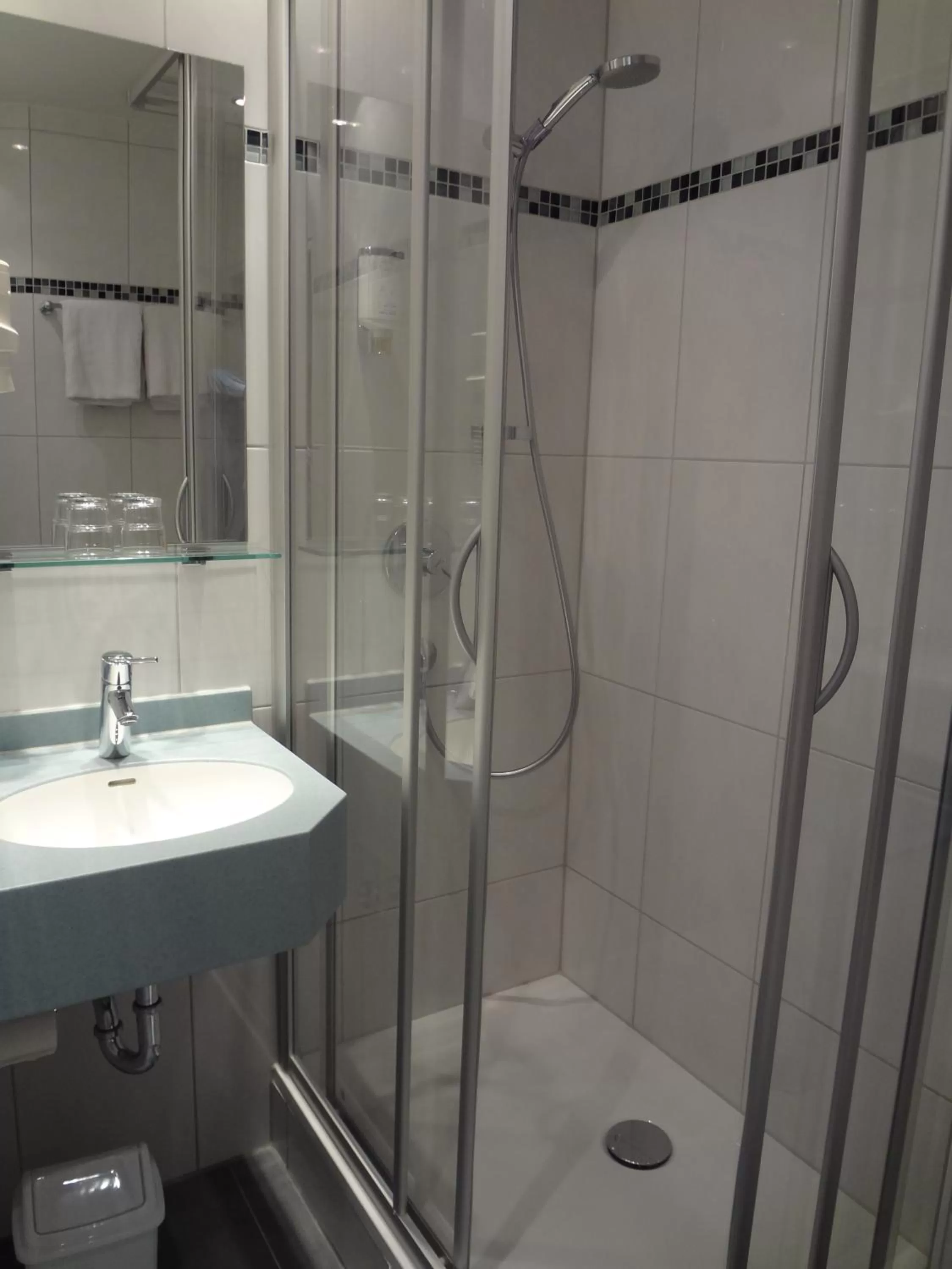 Bathroom in Hotel Rose Heidelberg inklusive Frühstück, Saunanutzung und Parkplätze nach Verfügbarkeit