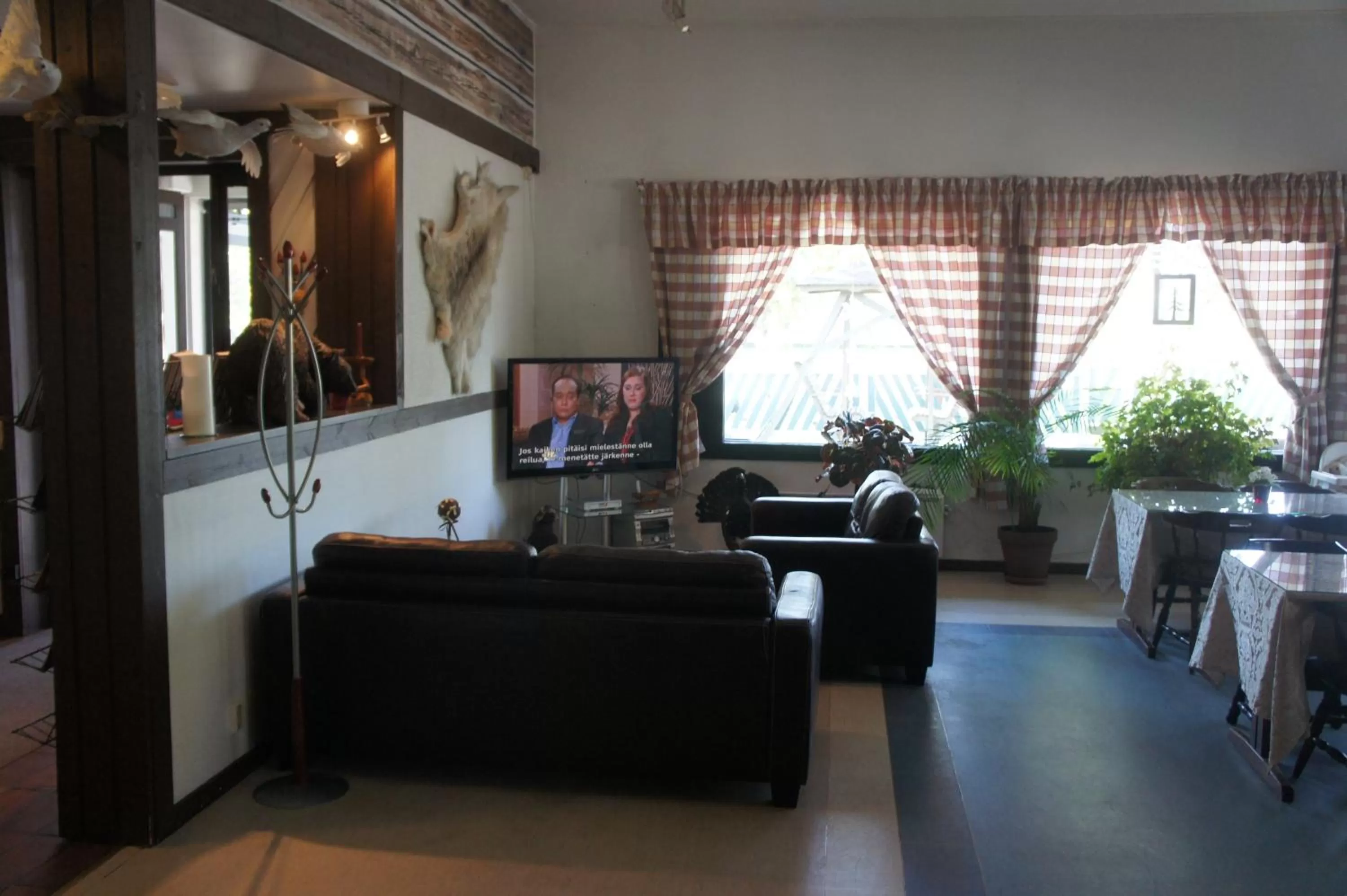 Communal lounge/ TV room in Motelli Rovaniemi