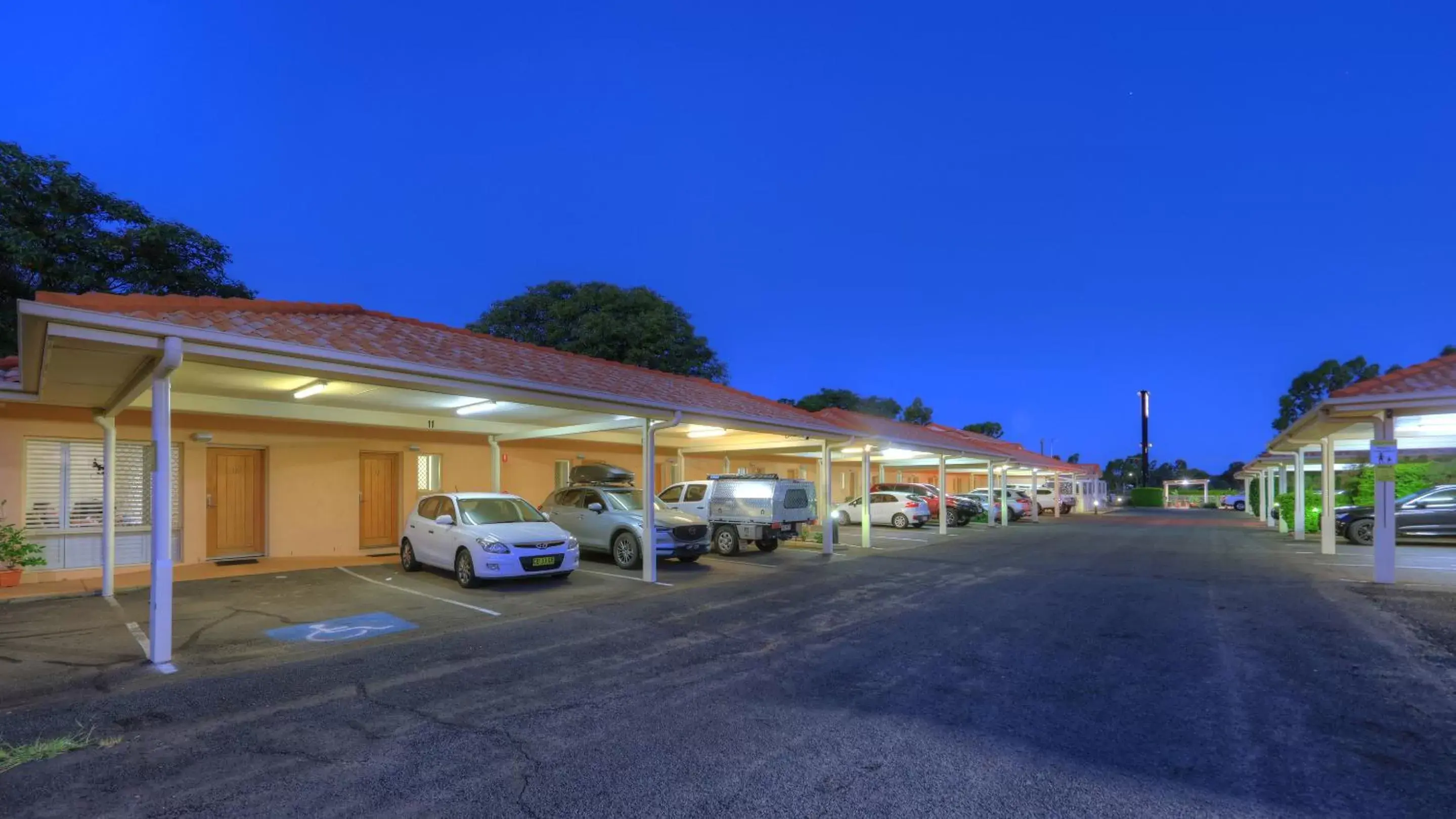 Property Building in Country Roads Motor Inn