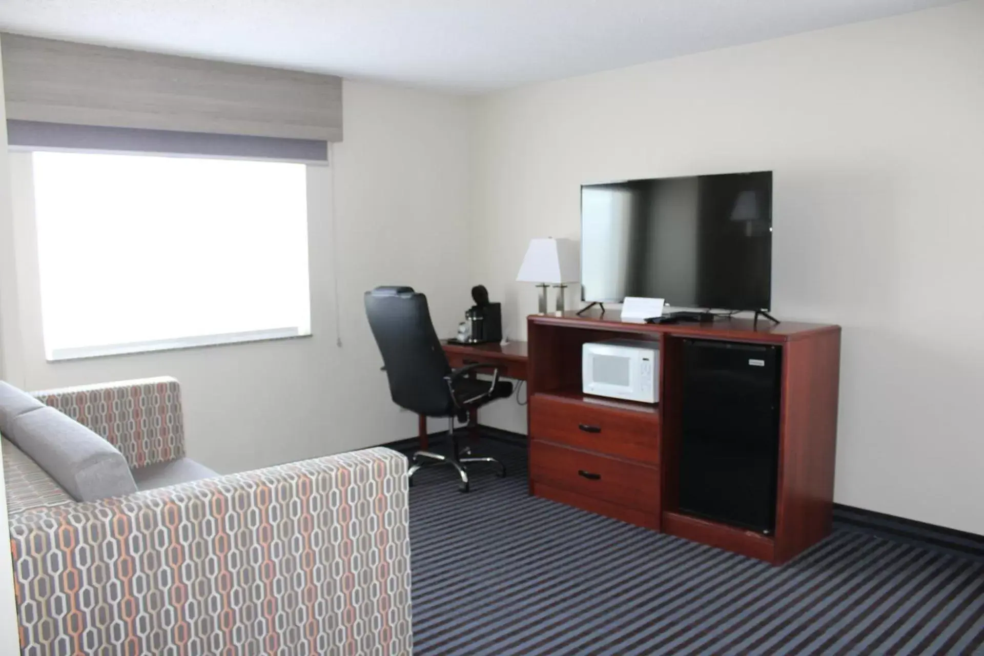 TV/Entertainment Center in Reston Inn & Suites