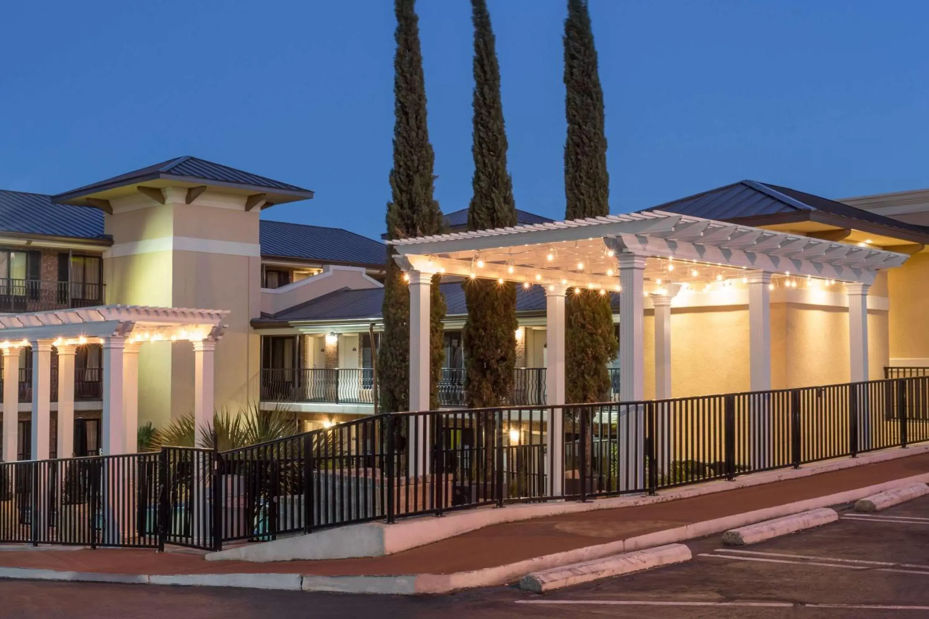 Property building in Days Inn by Wyndham Pensacola - Historic Downtown Property building in Days Inn by Wyndham Pensacola - Historic Downtown