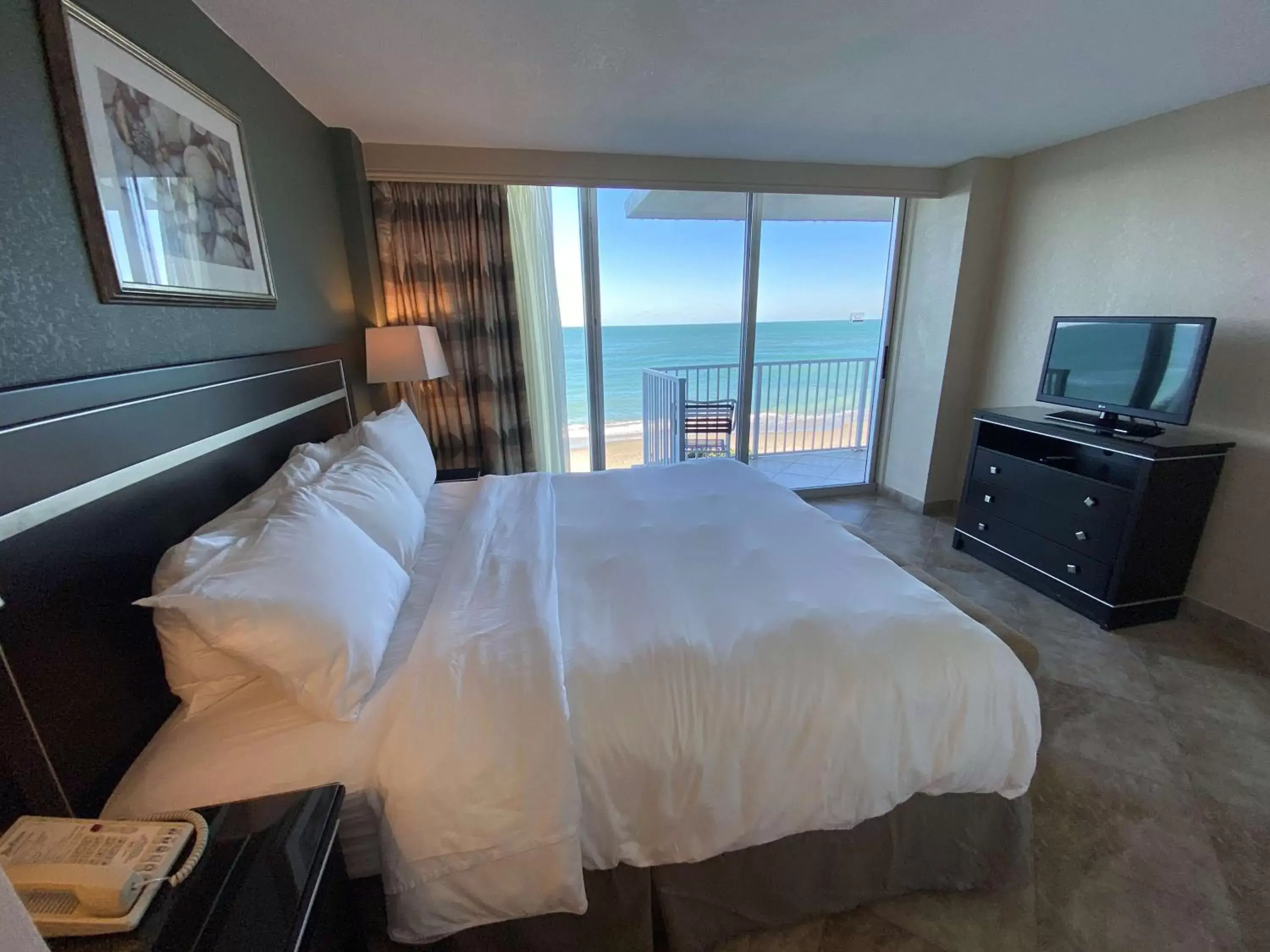 Photo of the whole room, Bed in Radisson Suite Hotel Oceanfront