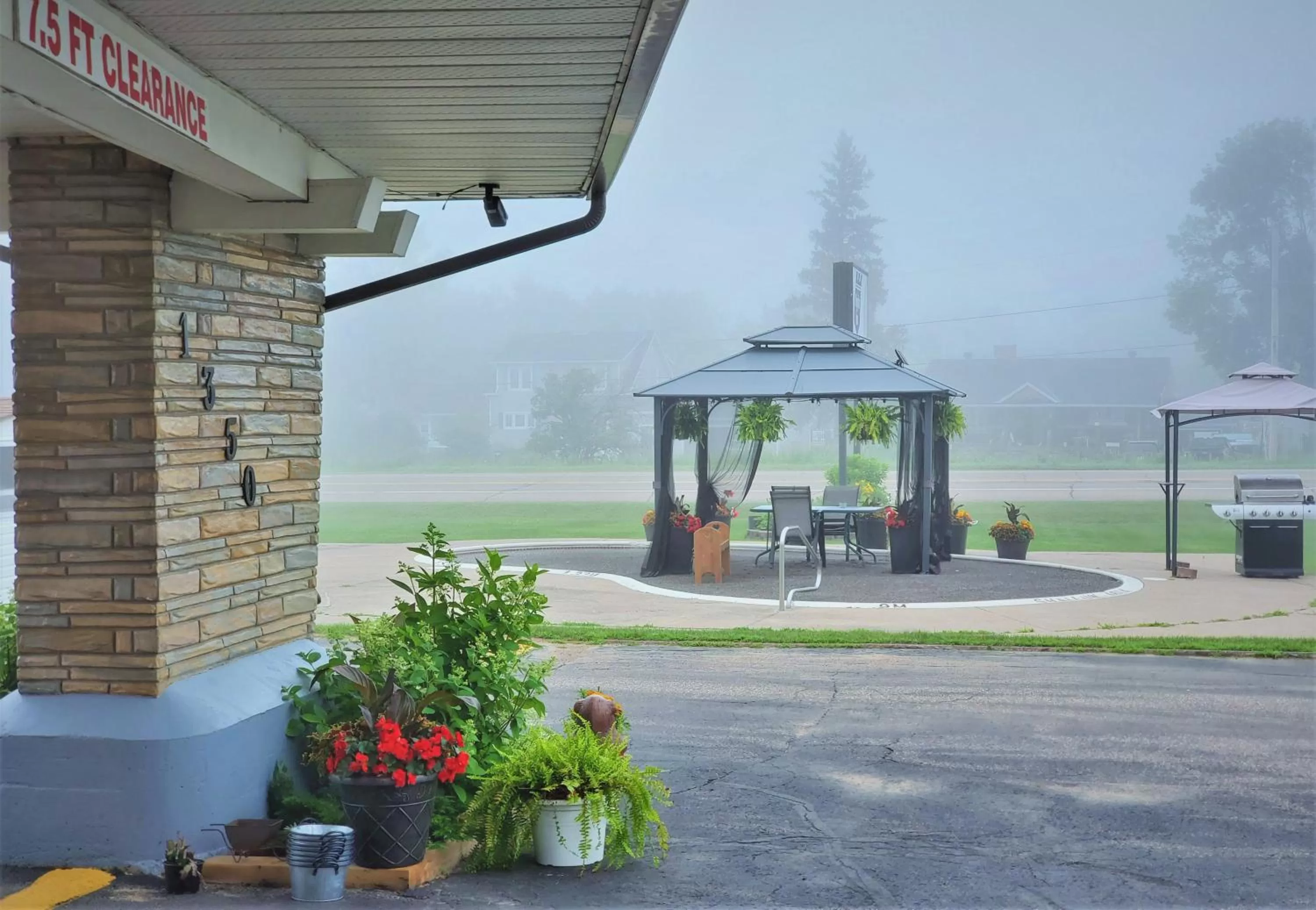 Facade/entrance in Knights Inn Colonial Fireside Inn