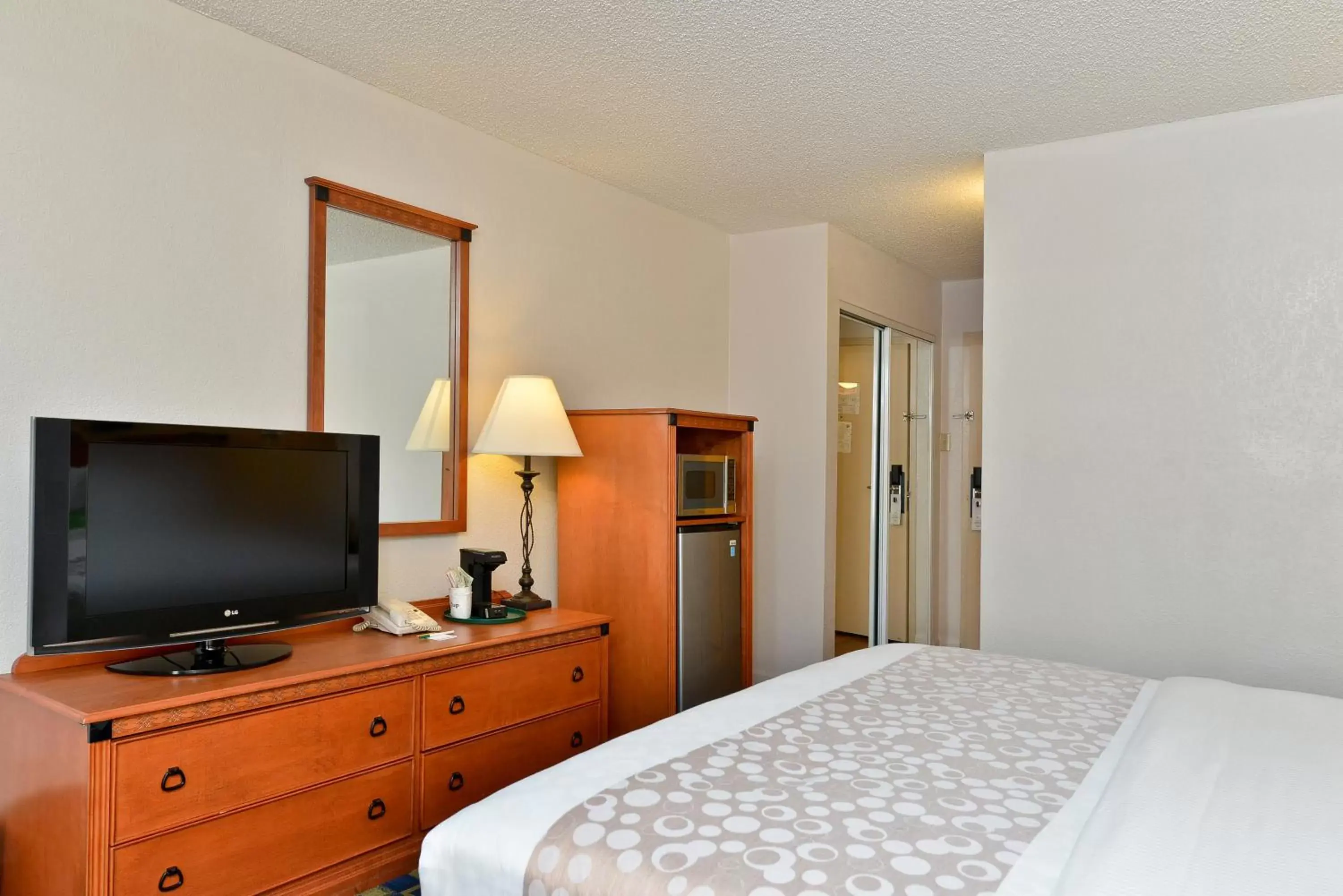 Bedroom, TV/Entertainment Center in La Quinta Inn by Wyndham Orlando International Drive North