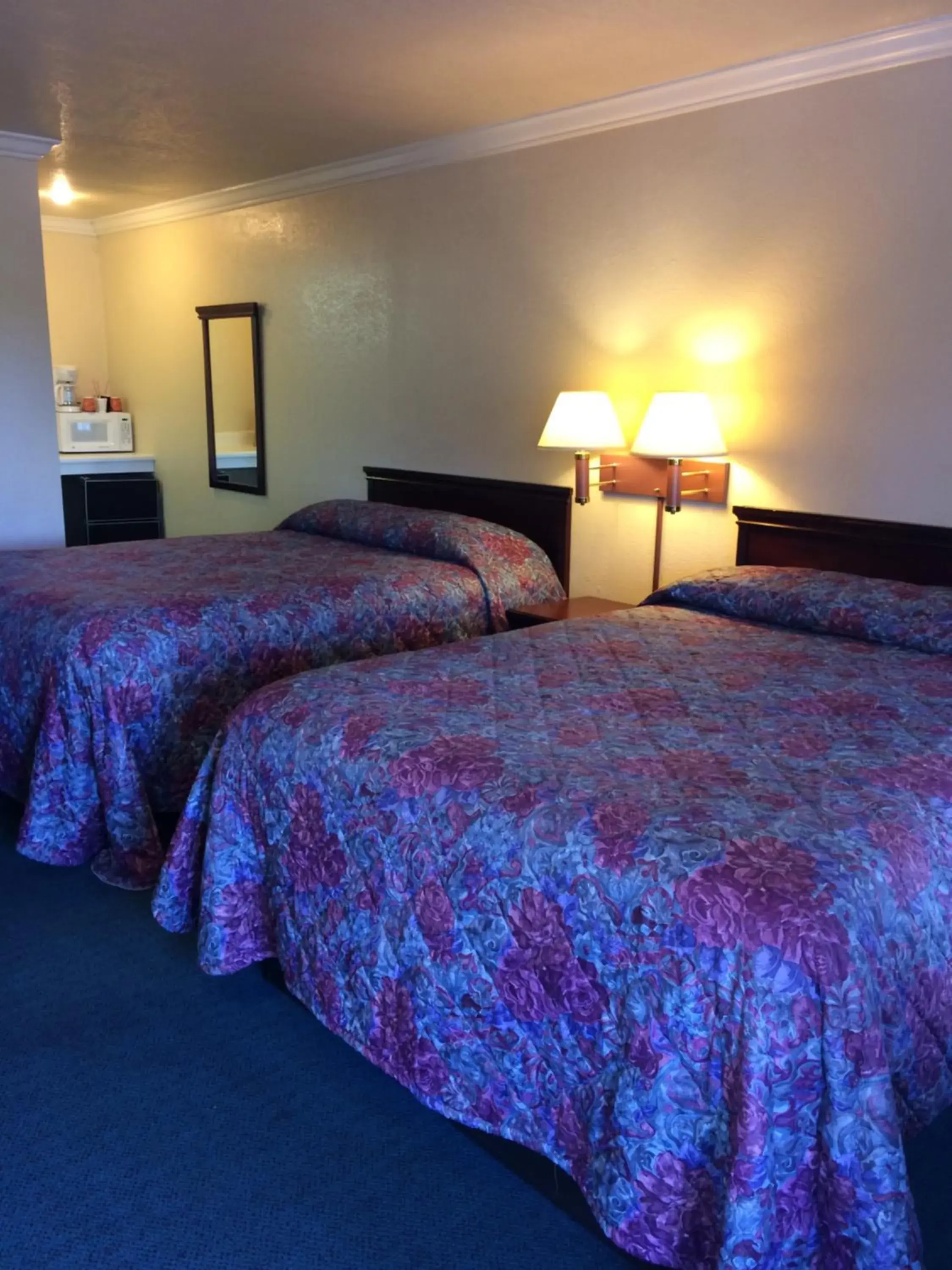 Bed in Oak Motel