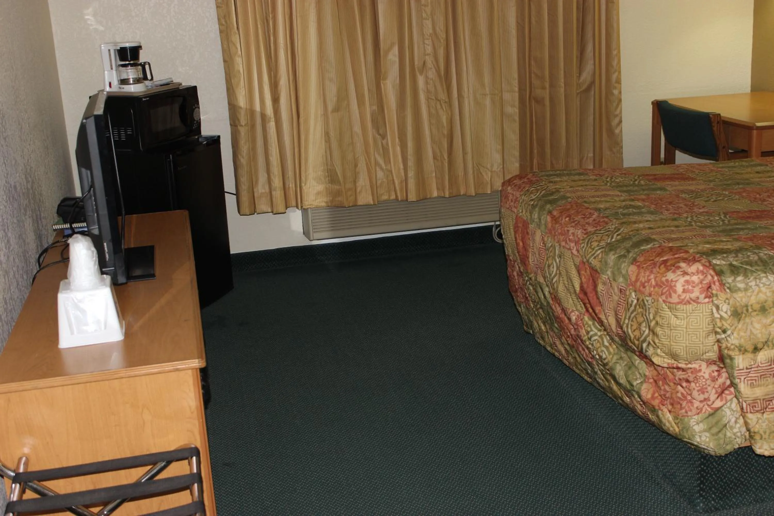 Bedroom, Bed in Americas Best Value Inn Grand Forks