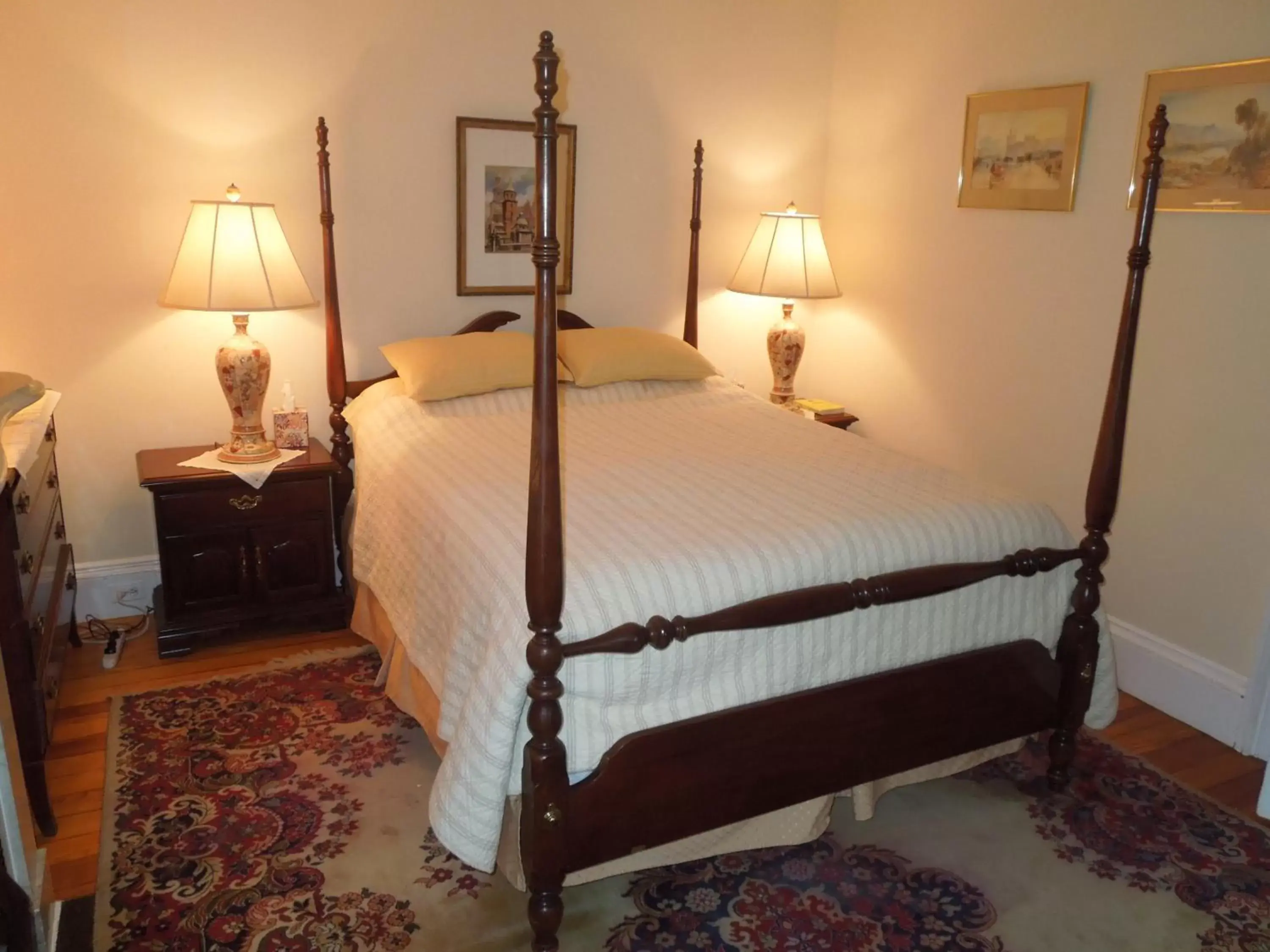 Bed in Victorian Bed & Breakfast of Staten Island