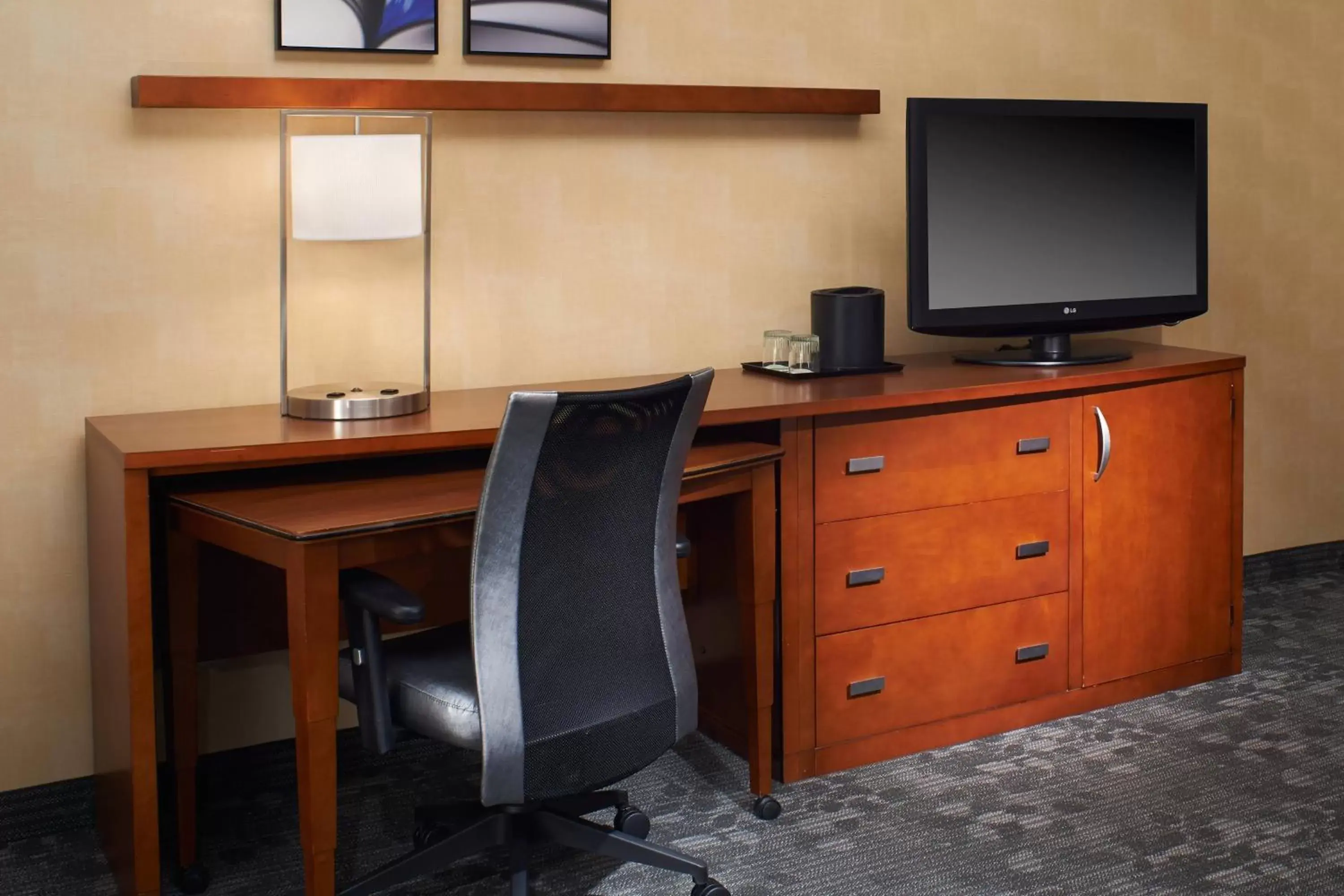 Photo of the whole room, TV/Entertainment Center in Courtyard by Marriott Lexington North