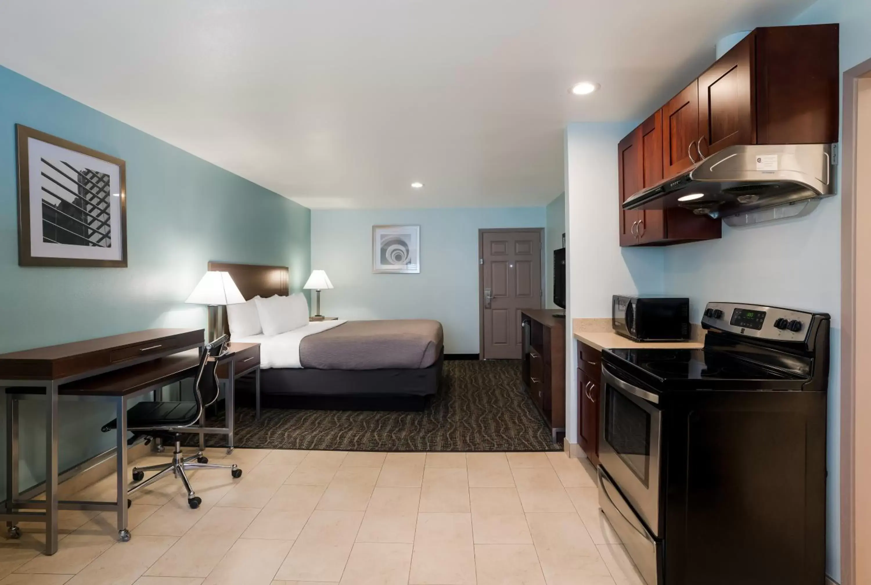 Bed, Kitchen/Kitchenette in Quality Inn Fairfield Napa Valley Area