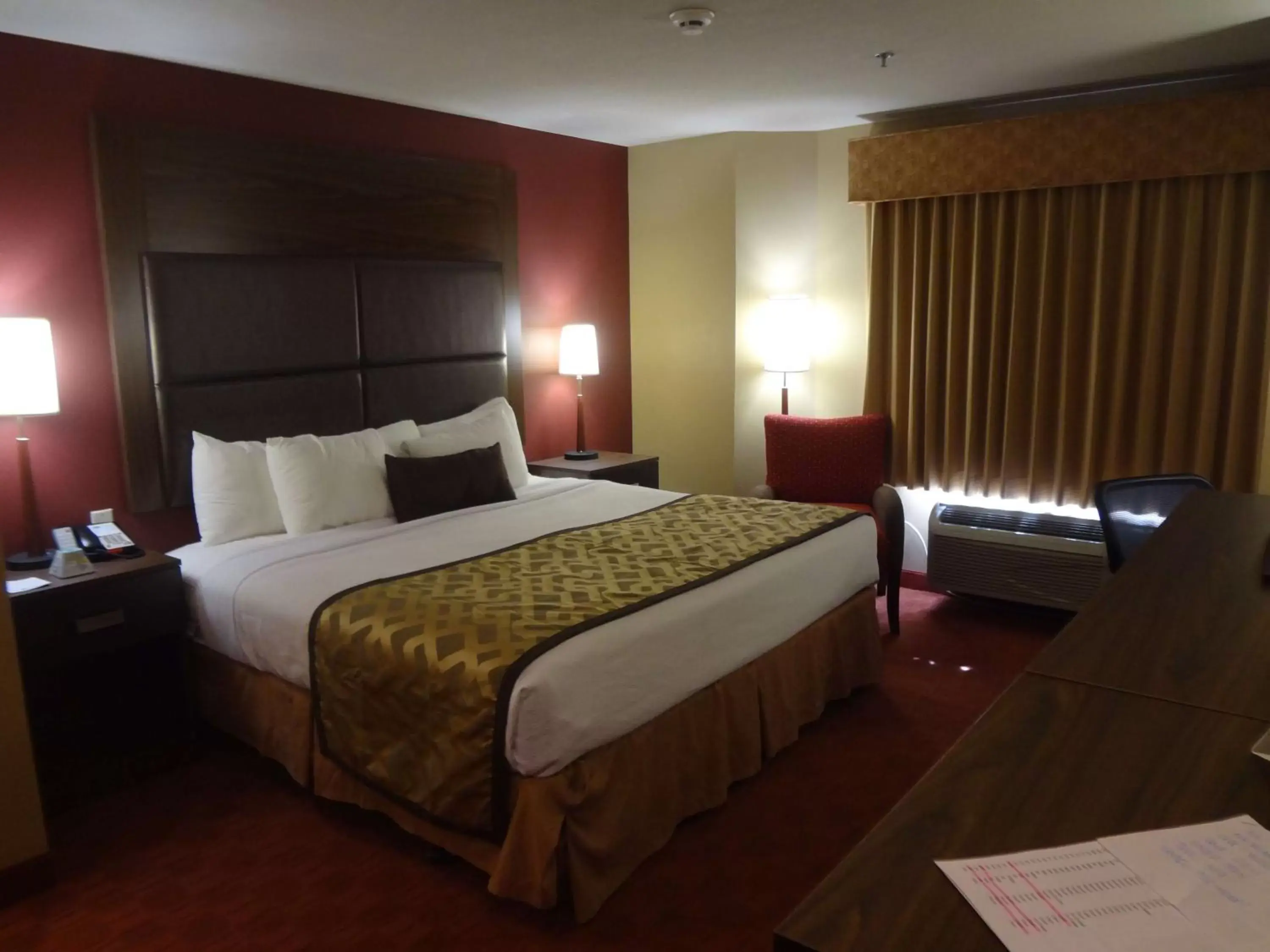 Photo of the whole room, Bed in Best Western Plus Tulsa Woodland Hills Hotel and Suites