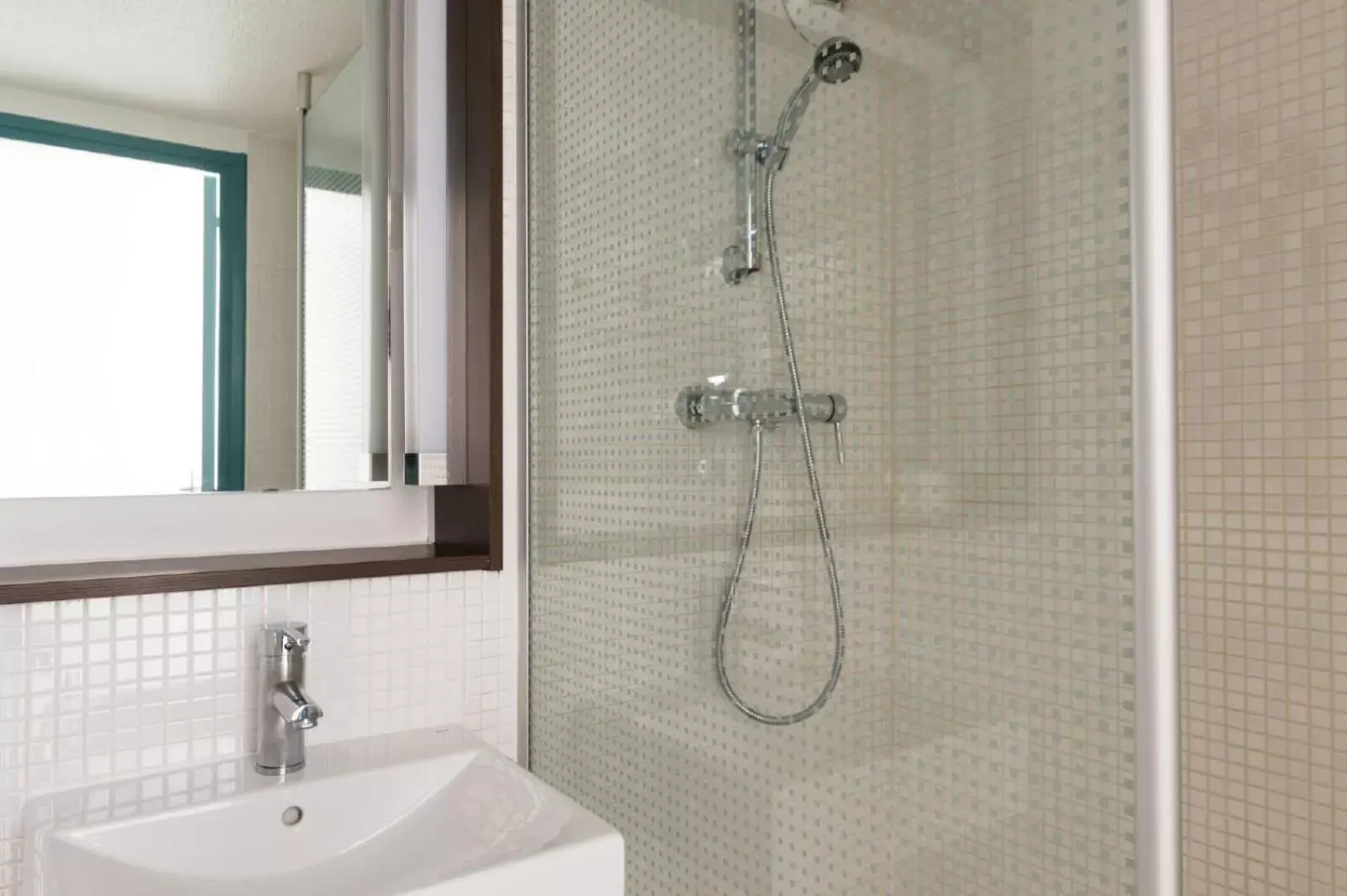 Shower, Bathroom in The Originals City, Hôtel Le Gayant, Douai (Inter-Hotel)