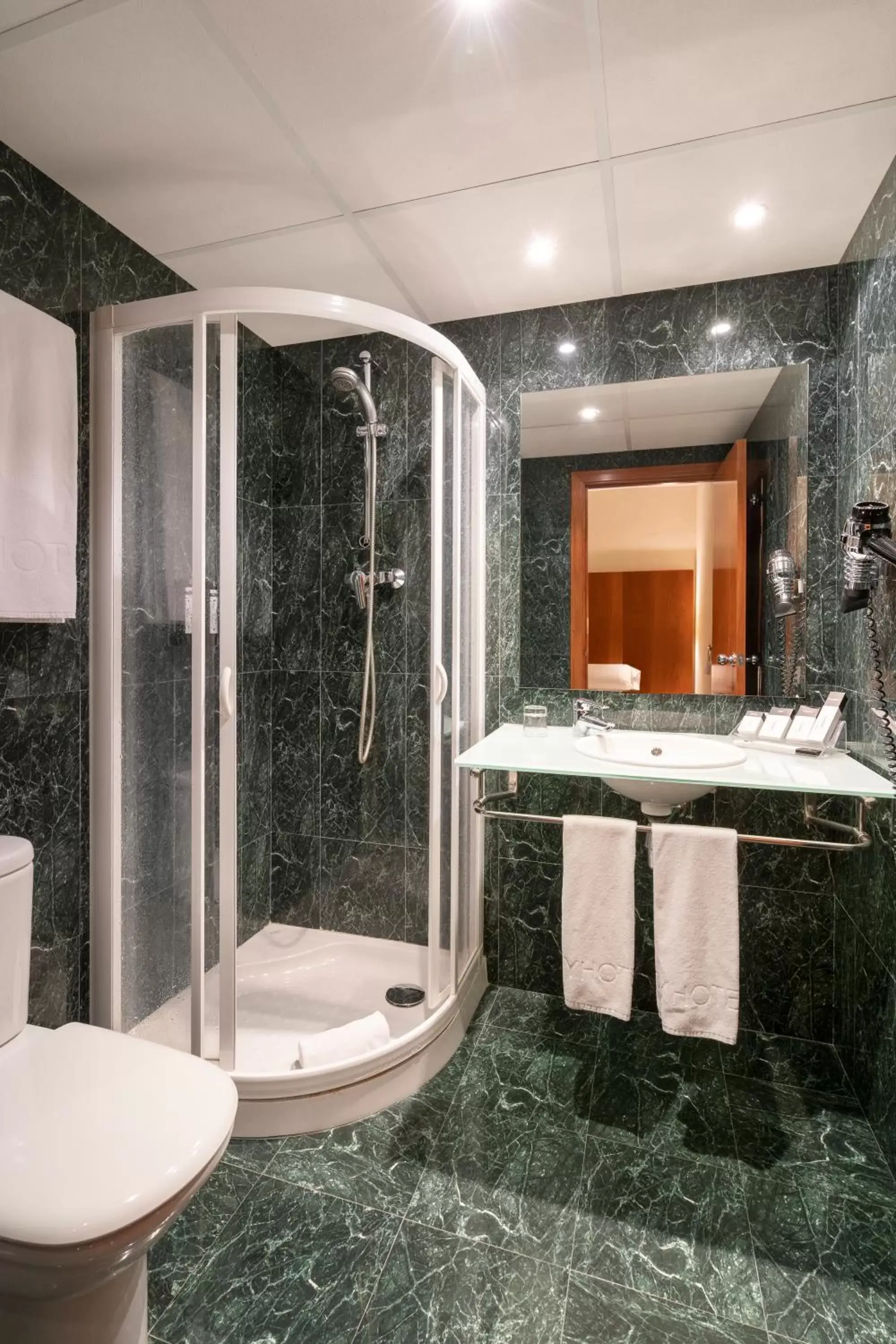 Shower, Bathroom in Berenguer IV