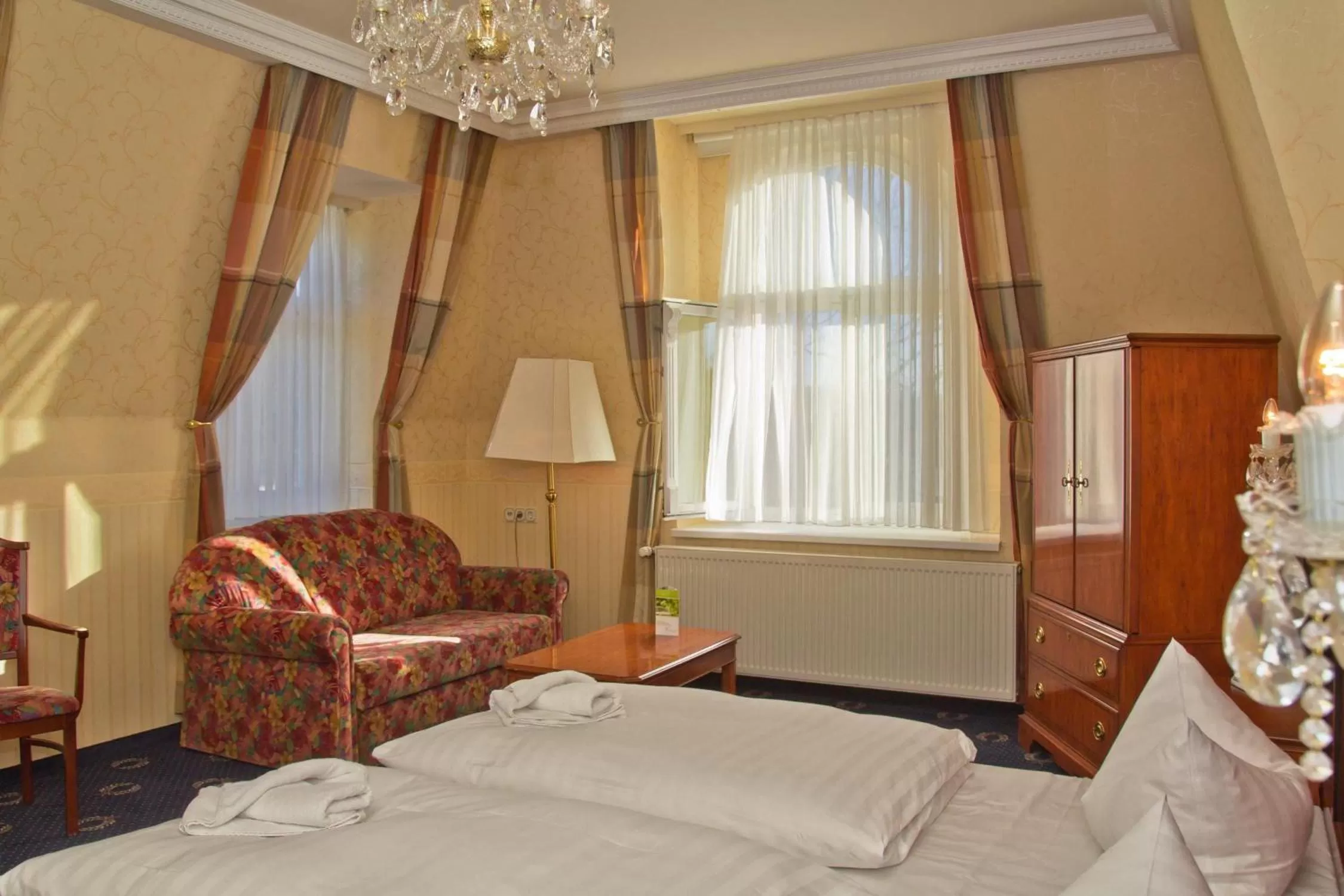 Photo of the whole room, Bed in SEETELHOTEL Villa Esplanade mit Aurora die zwei Villen als Rückzugsorte mit Stil, Genuss und Geschichte