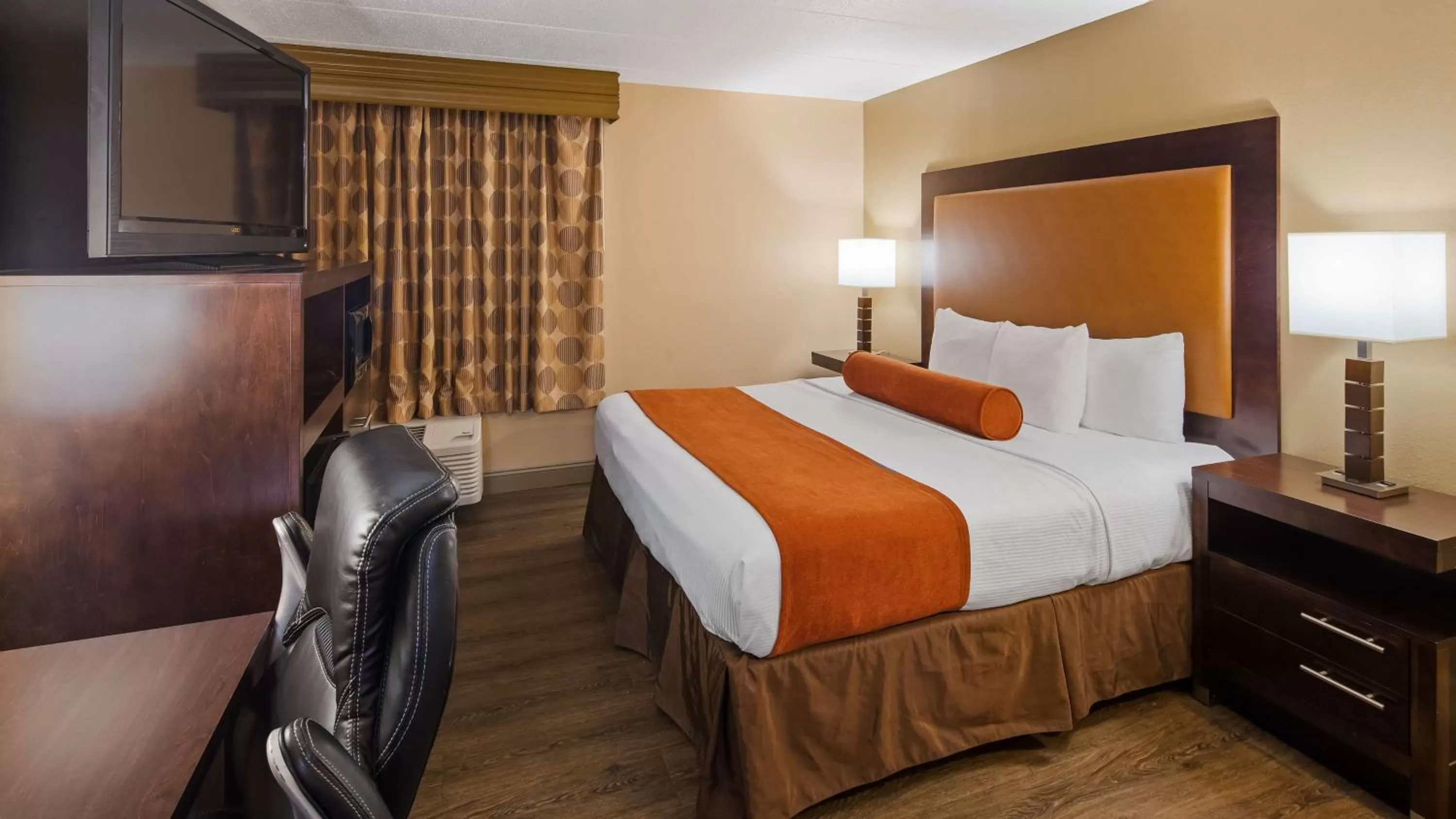 Photo of the whole room, Bed in Best Western Crossroads of the Bluffs