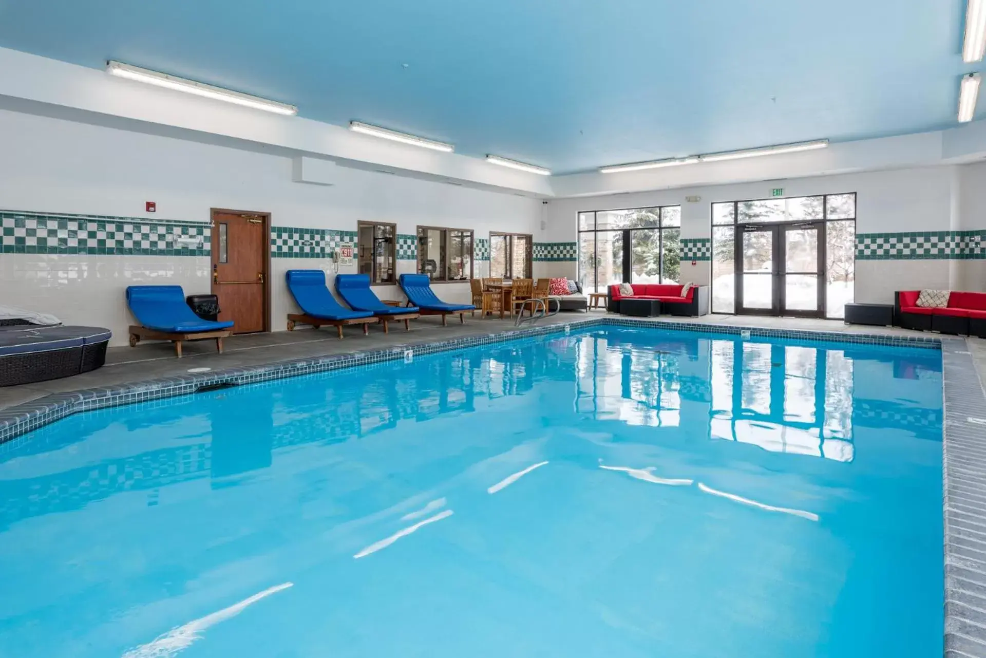 Hot Tub, Swimming Pool in Wood River Inn & Suite