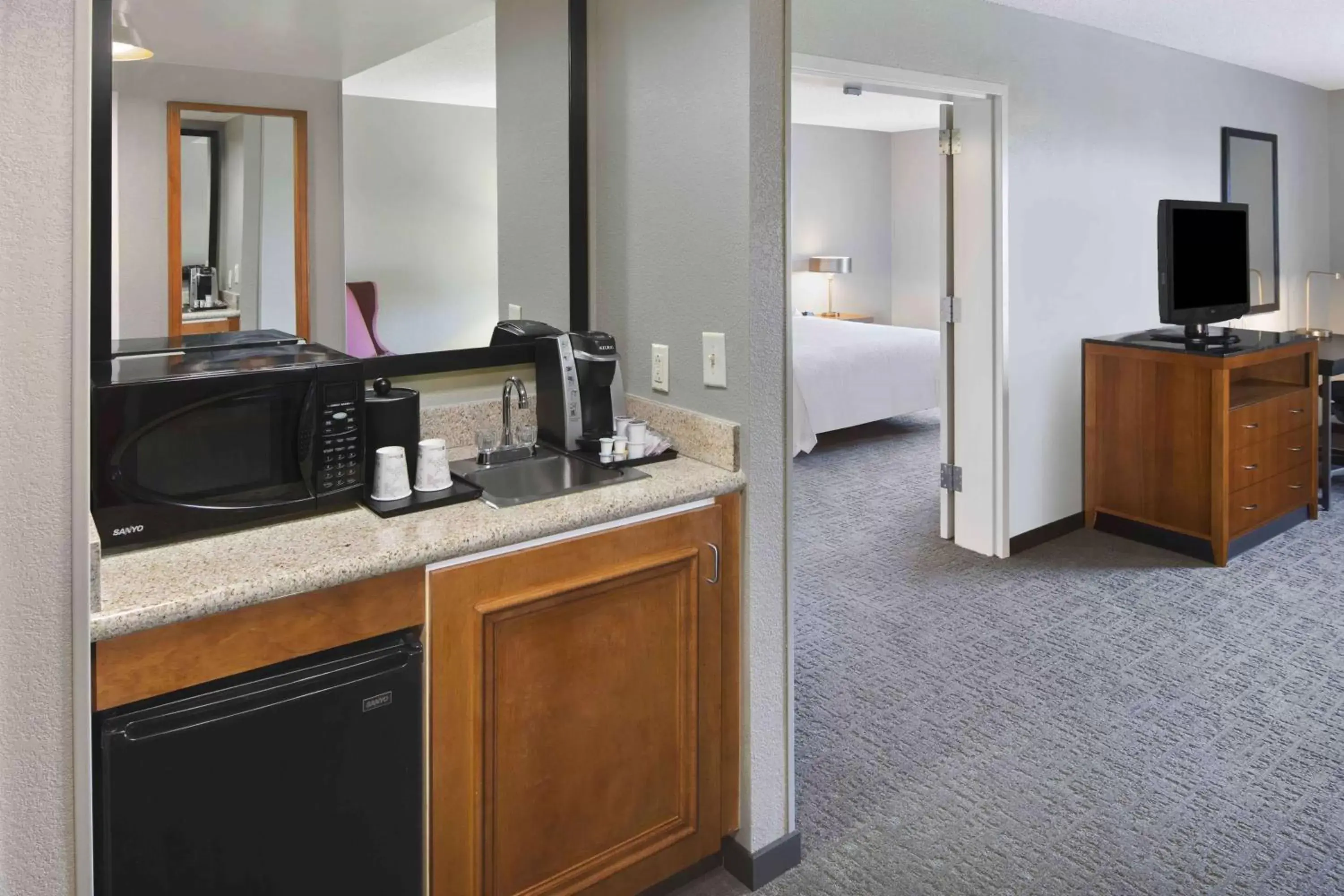 Bedroom, TV/Entertainment Center in Hilton Garden Inn Jackson-Madison