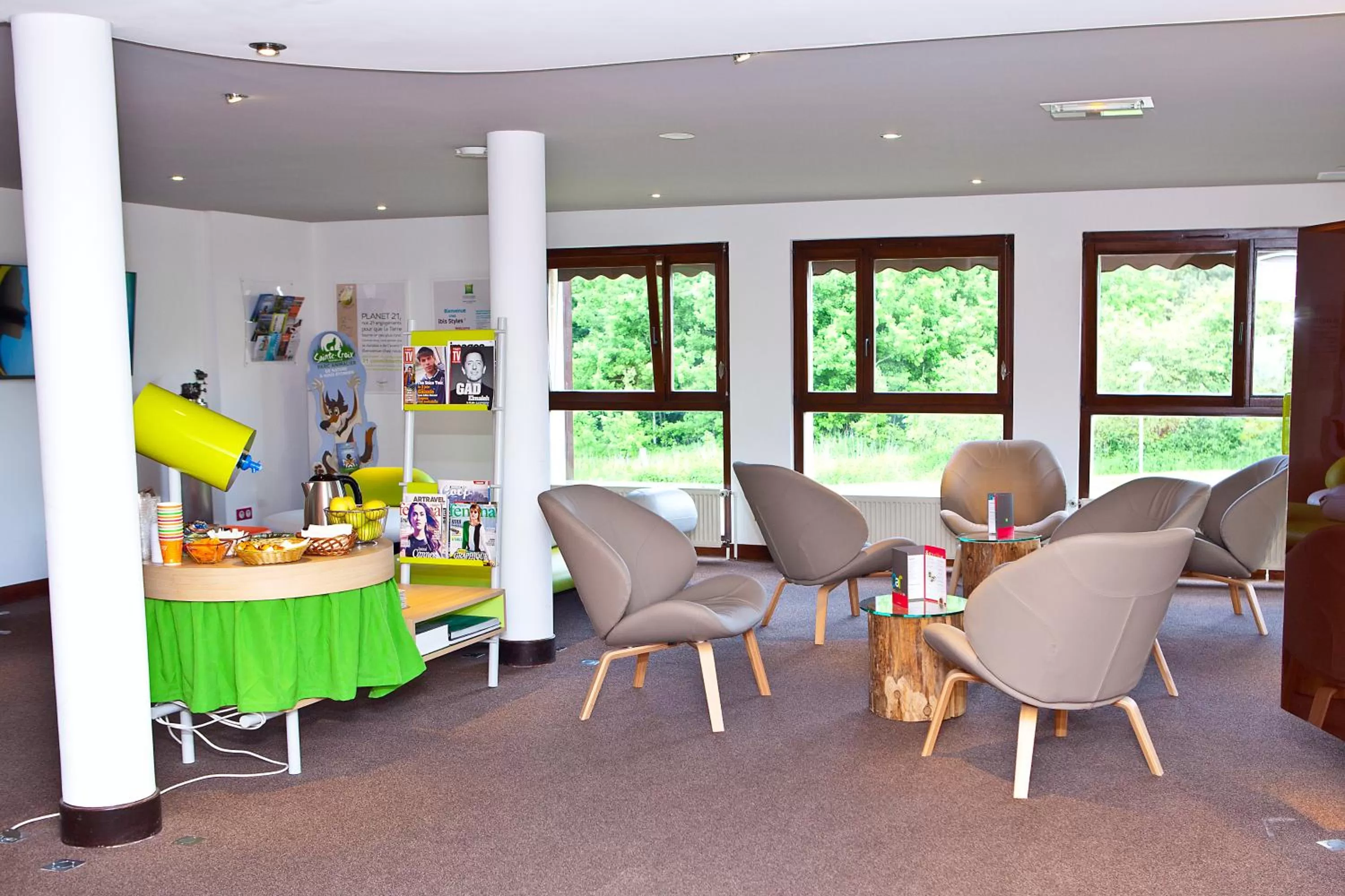 Communal lounge/ TV room in ibis Styles Sarrebourg