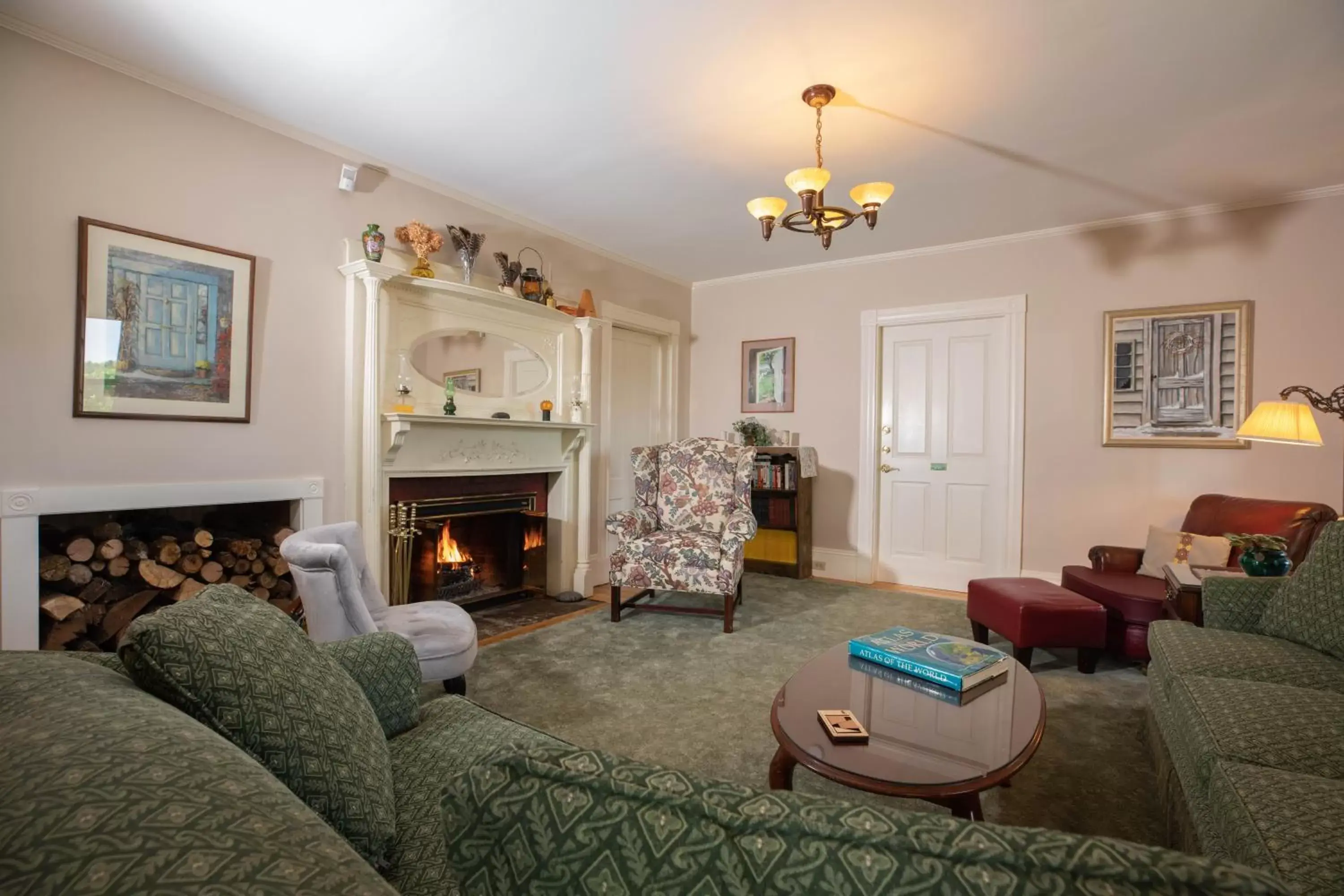 Communal lounge/ TV room, Seating Area in Maple Hill Farm Inn