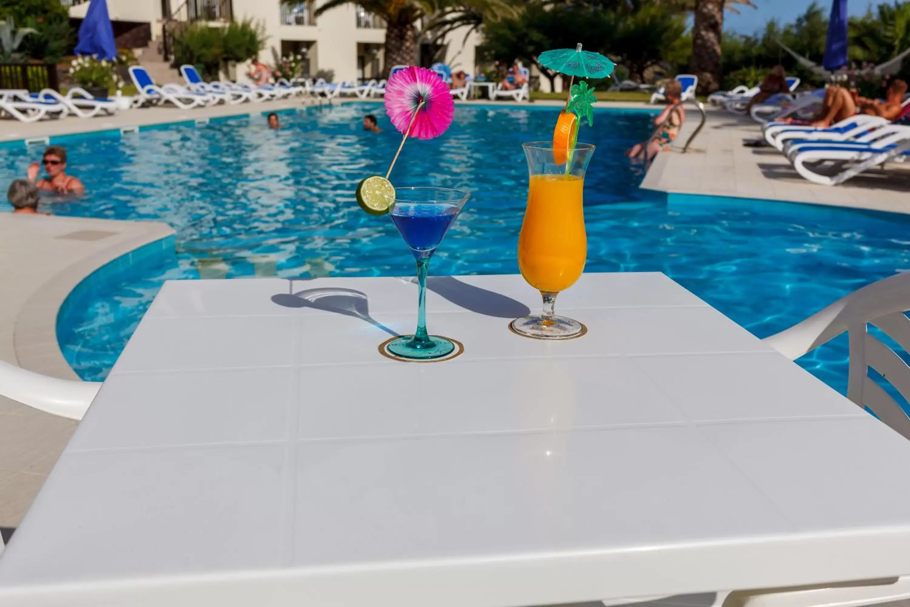Alcoholic drinks, Swimming Pool in Hotel Sao Jorge Garden
