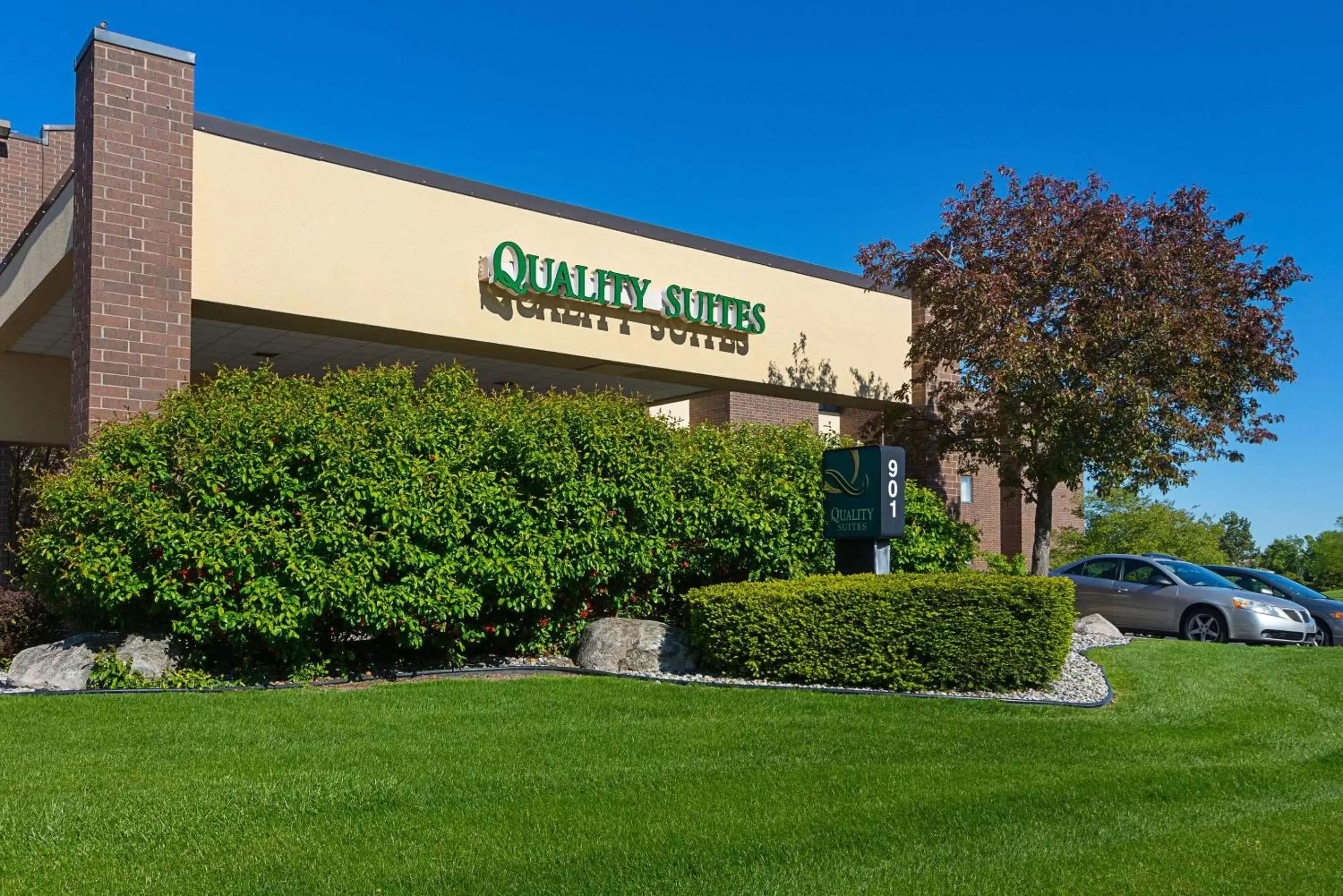 Property Building in Quality Suites Hotel - Lansing