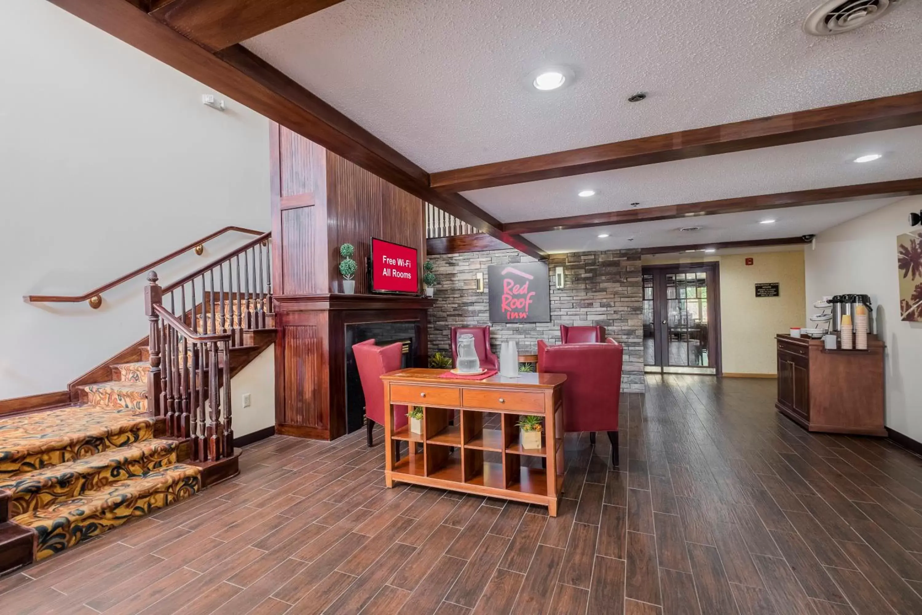 Lobby or reception, Restaurant/Places to Eat in Red Roof Inn & Suites Stafford