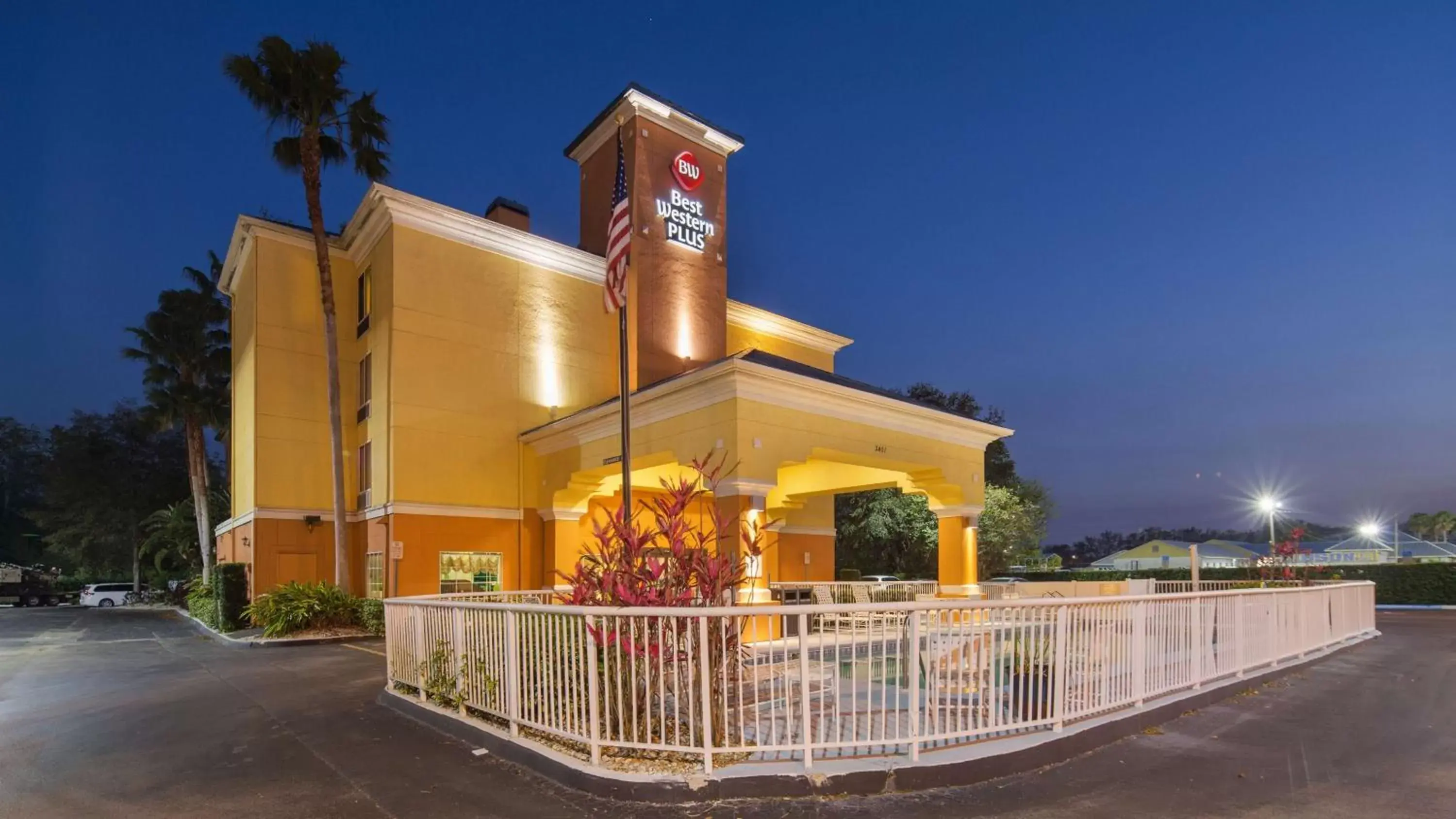 Property building in Best Western Plus Sanford Airport/Lake Mary Hotel