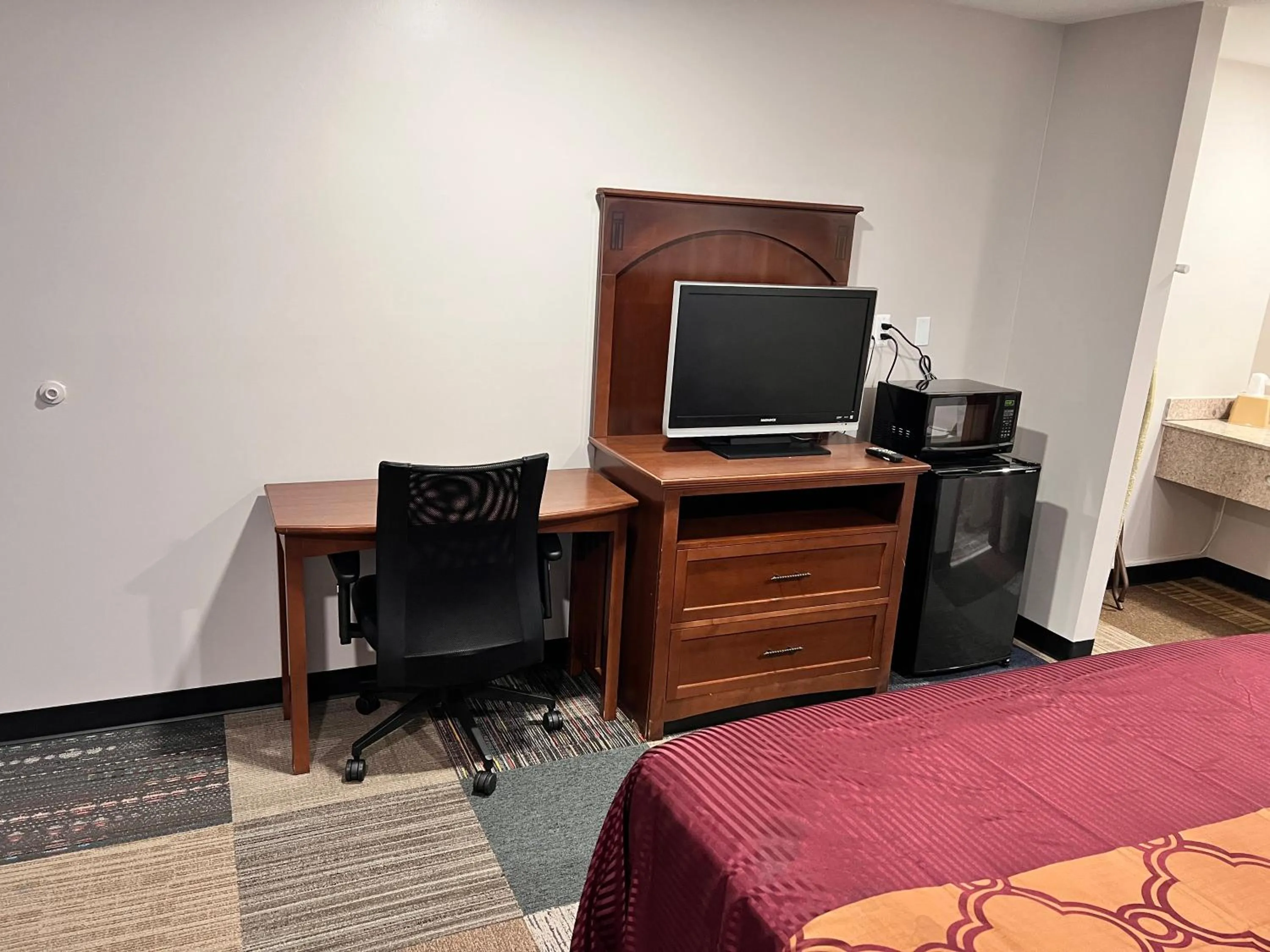 TV and multimedia, Bed in Rodeway Inn Augusta West - Fort Gordon