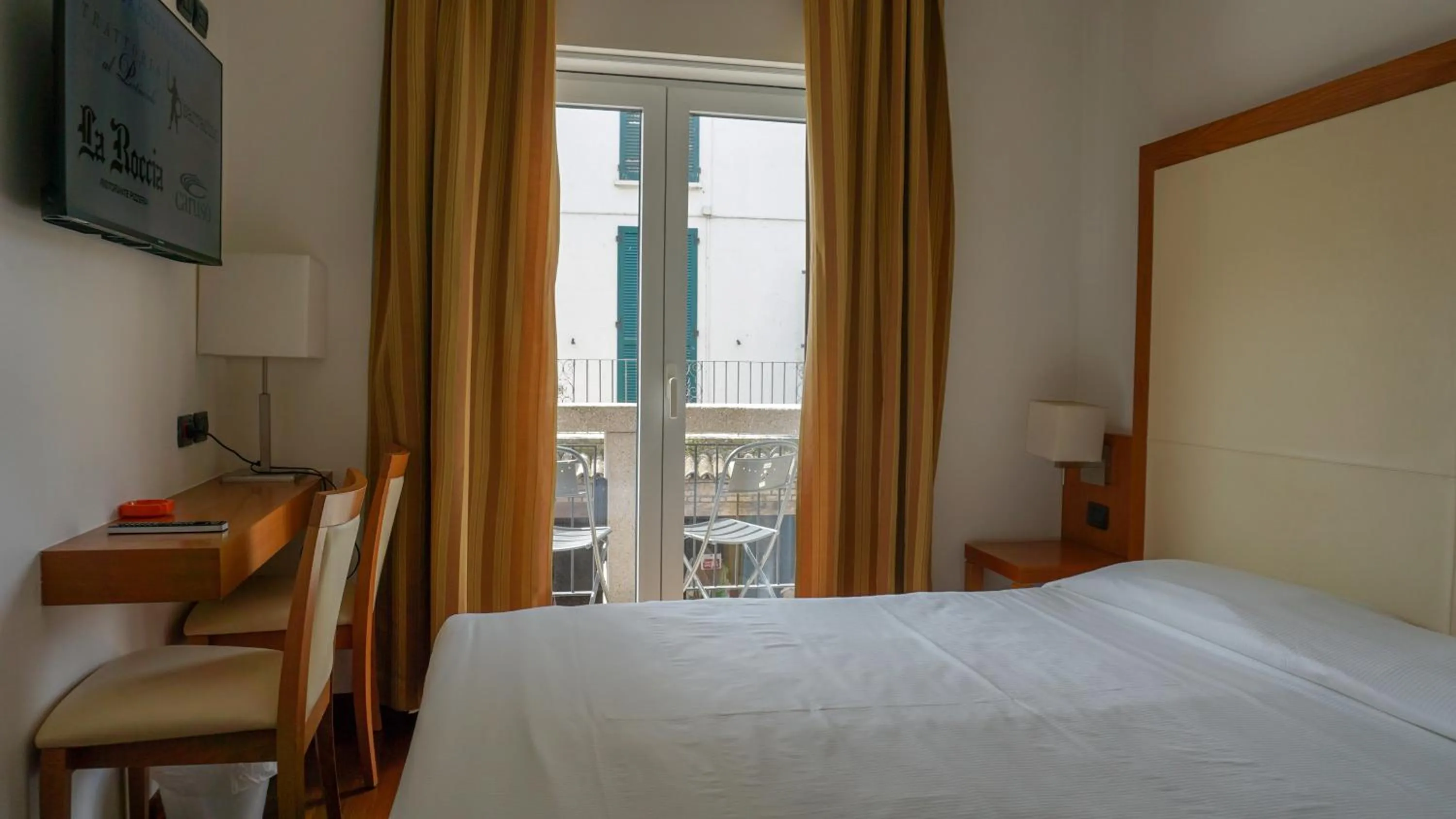 Restaurant/places to eat, Bed in Hotel Mavino