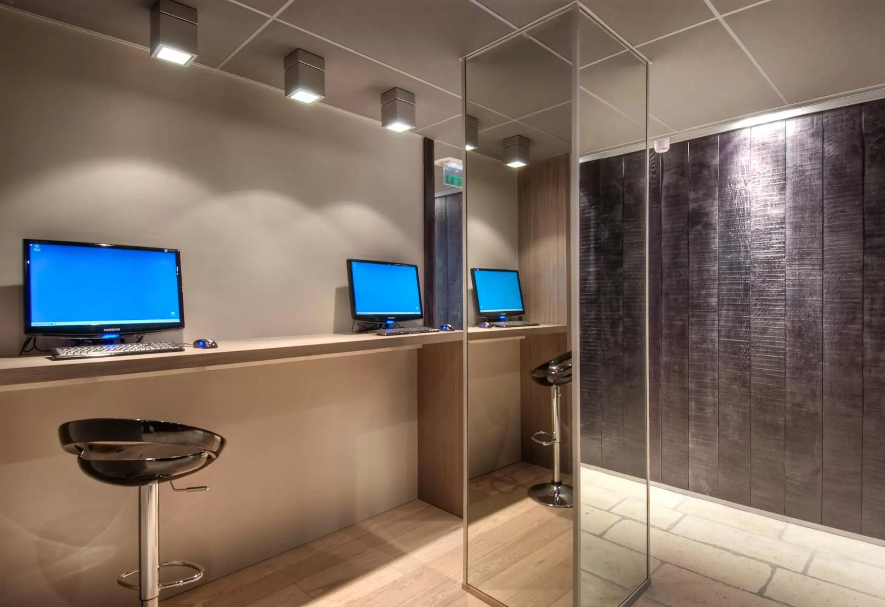 TV and multimedia, Bathroom in Hotel Du Cadran