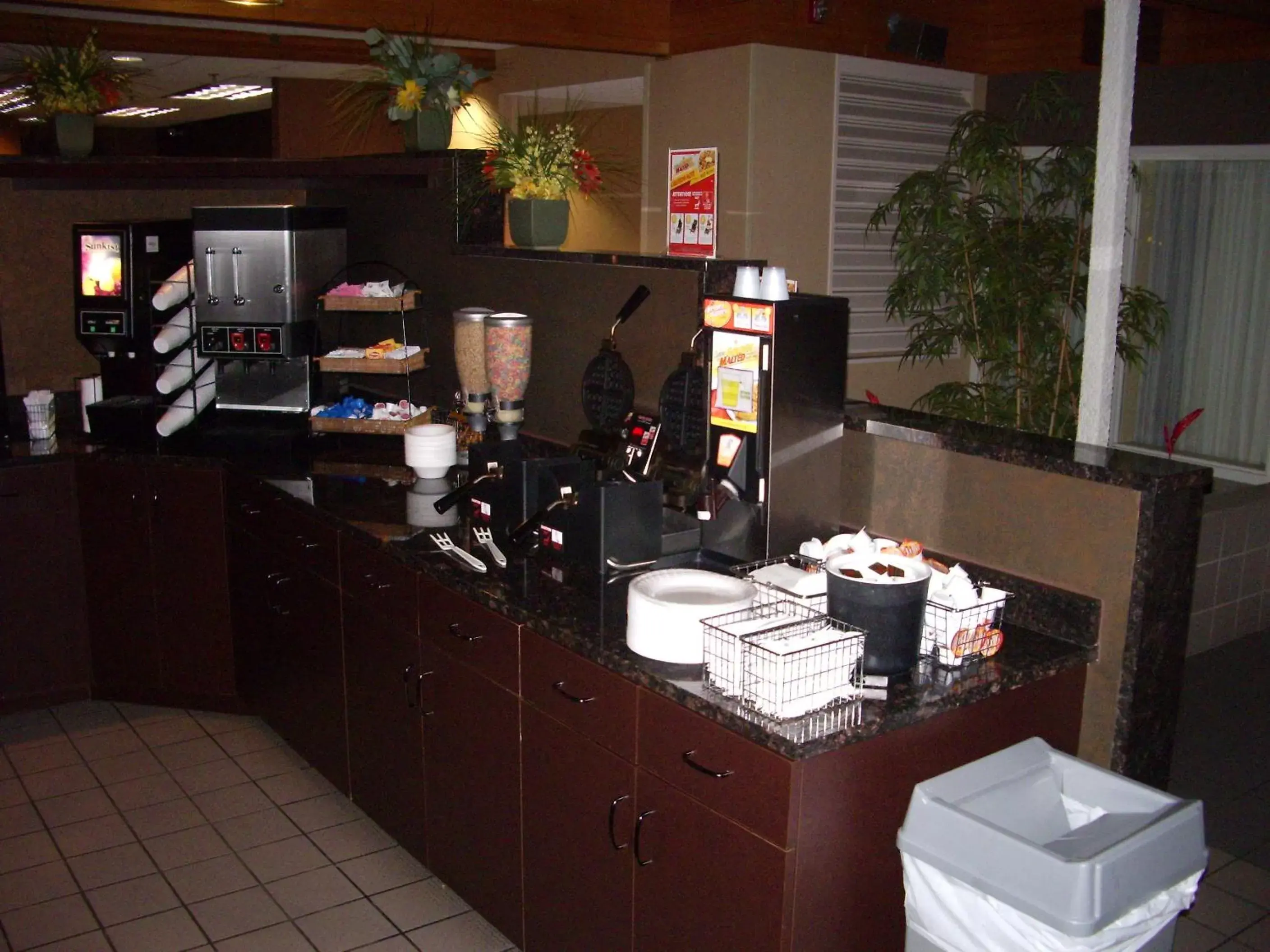 Breakfast, Restaurant/Places to Eat in C'mon Inn & Suites Fargo