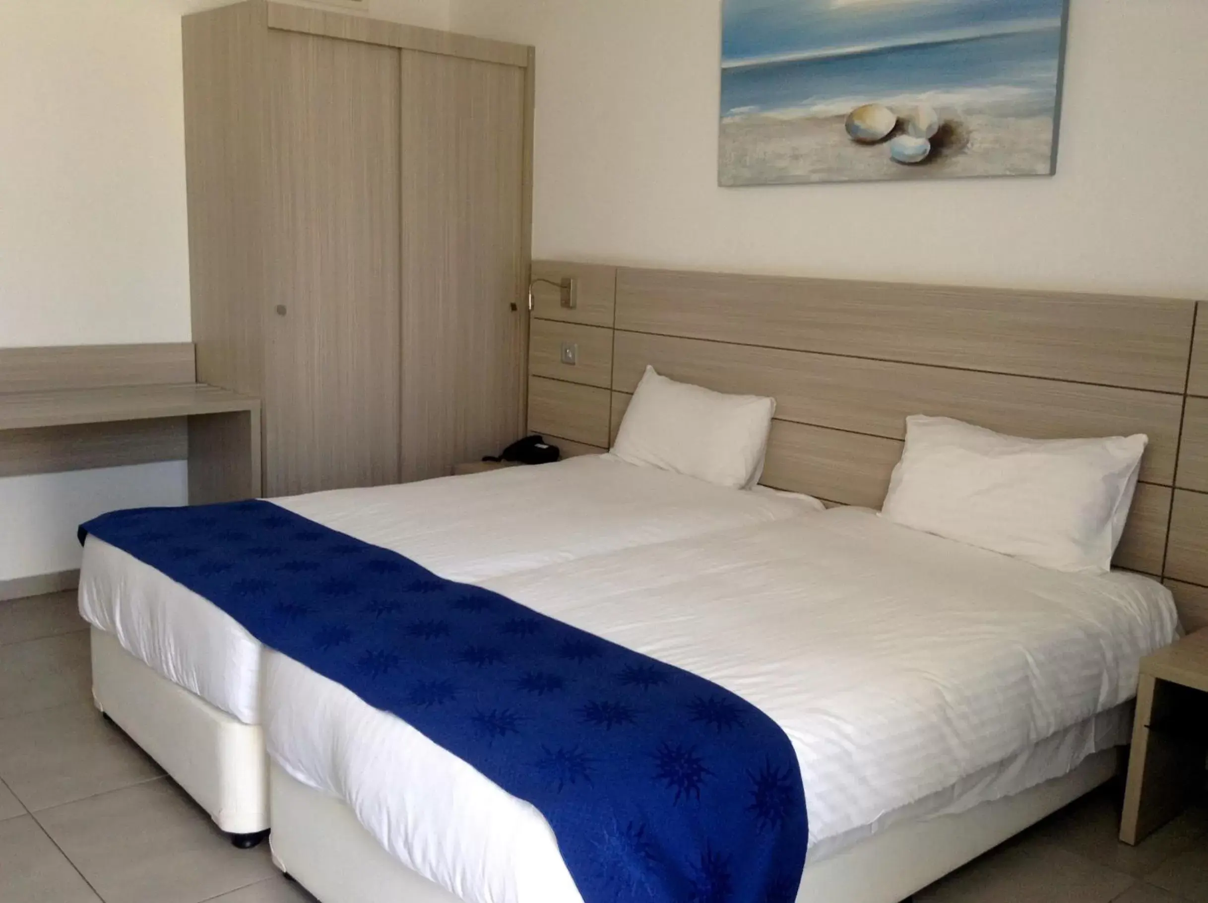 Bed in Limanaki Beach Hotel & Suites