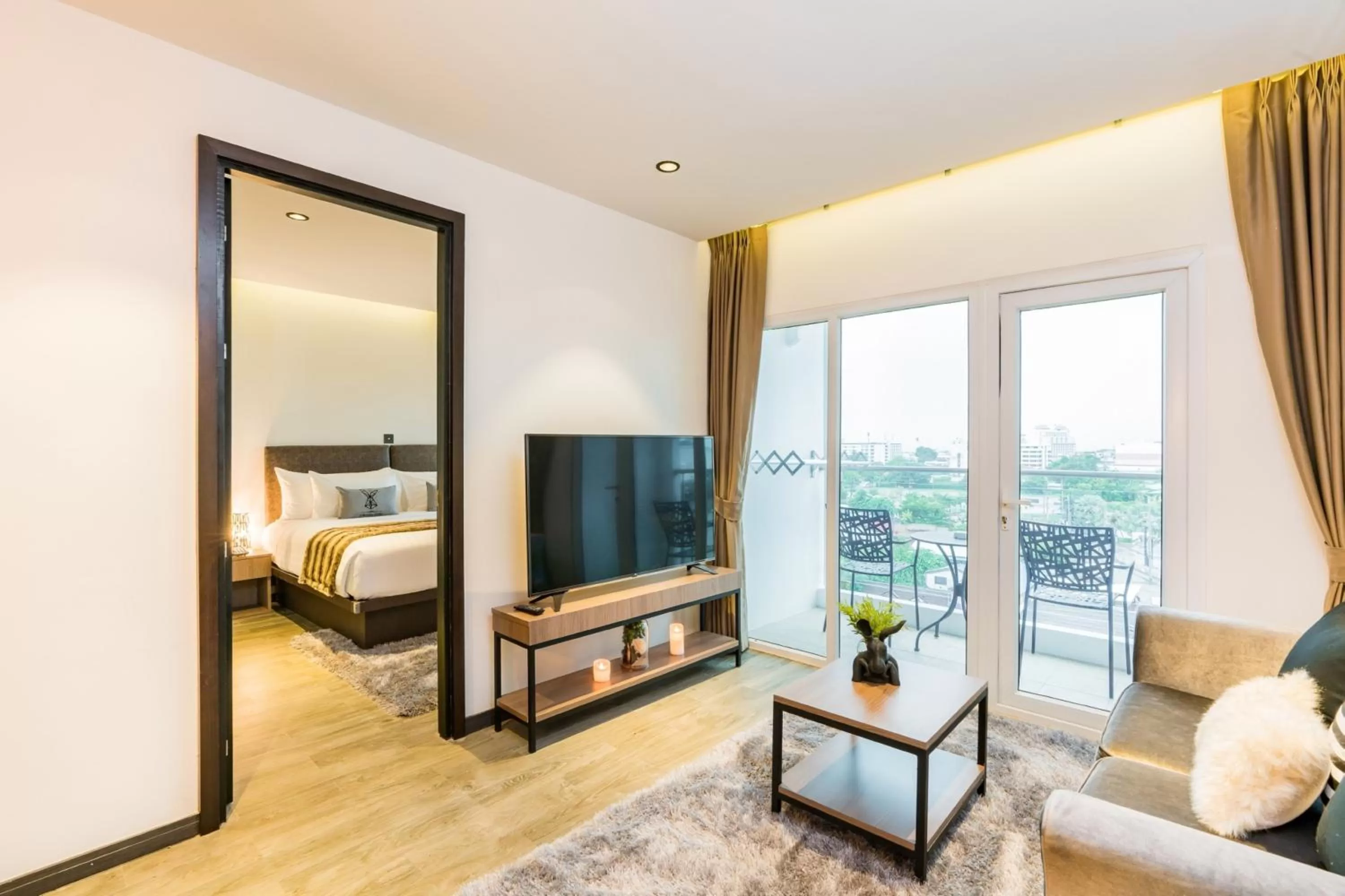 Balcony/Terrace, Bed in SureStay Plus by Best Western T Pattaya