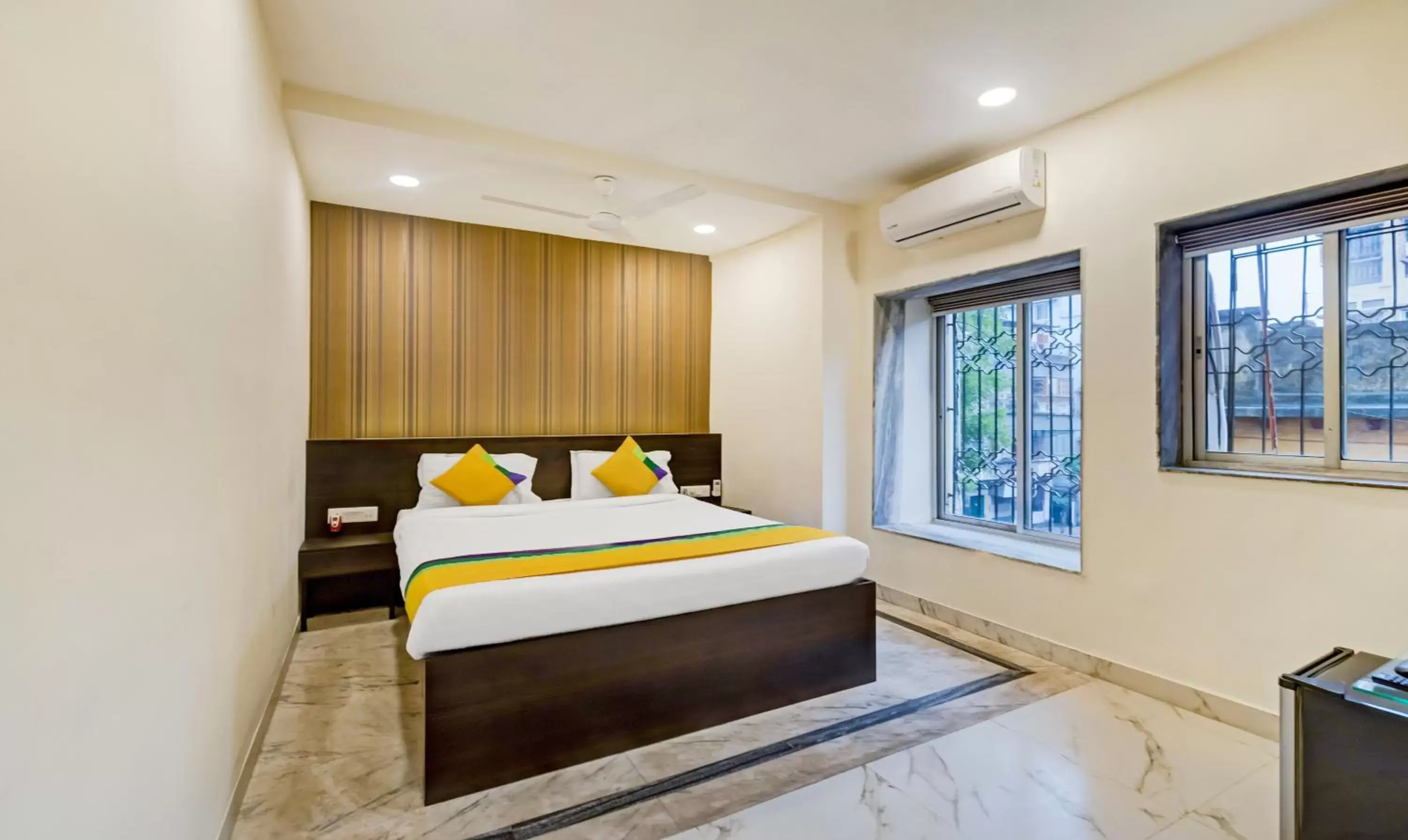Bedroom, Bed in Itsy Hotels Neeranand Plaza, Bhawanipur Bedroom, Bed in Itsy Hotels Neeranand Plaza, Bhawanipur
