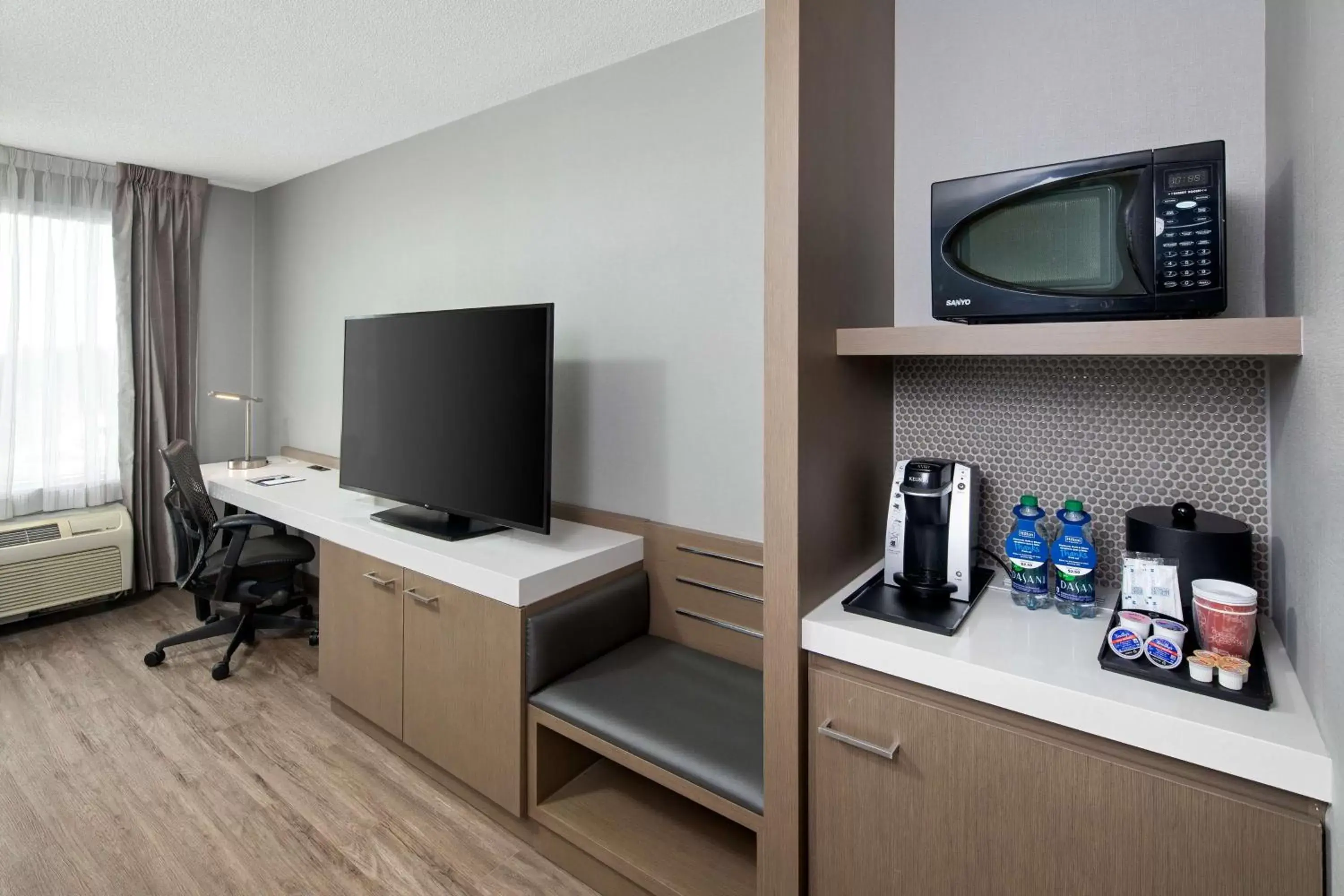 Bedroom, TV/Entertainment Center in Hilton Garden Inn Halifax Airport